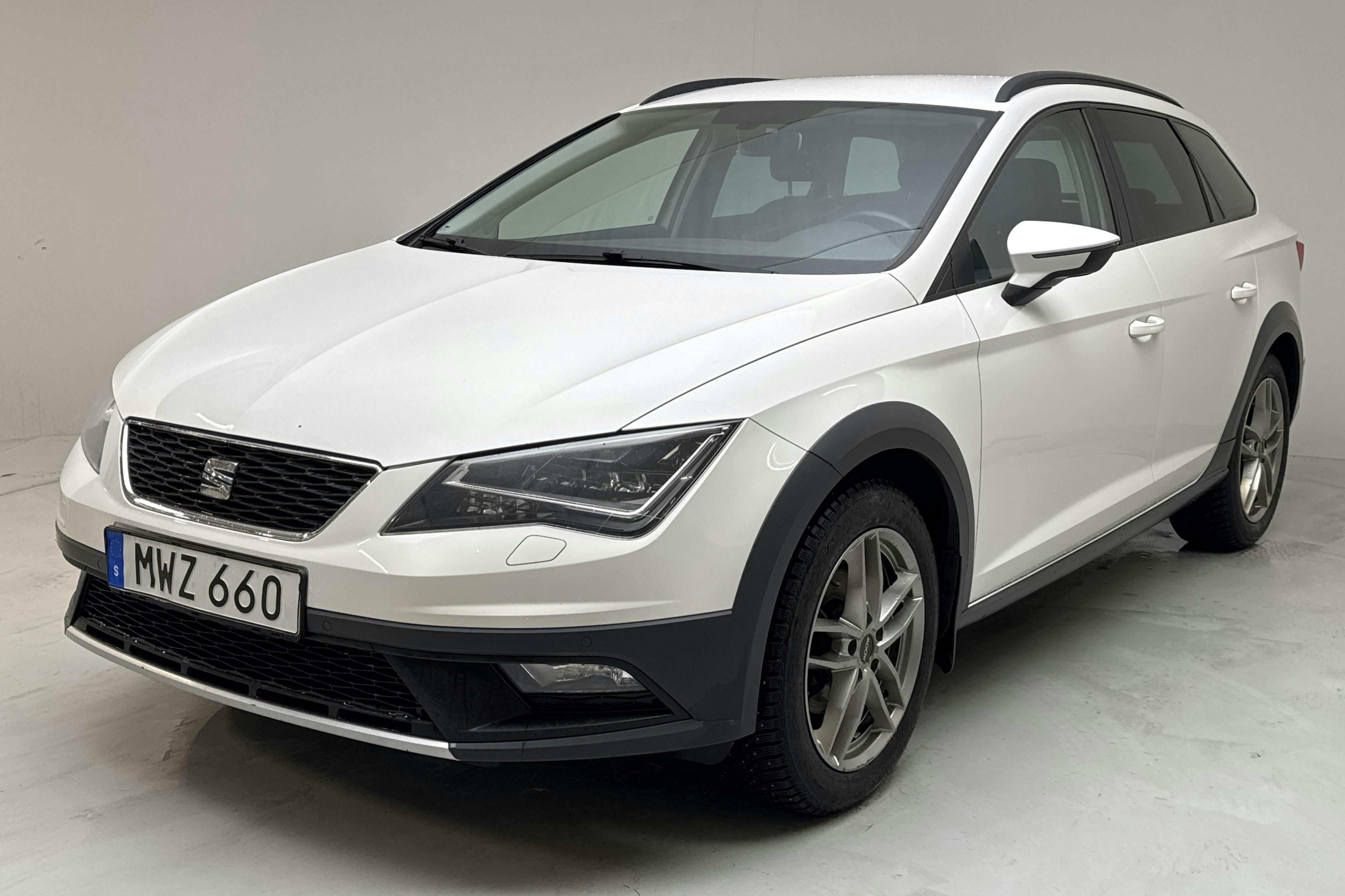 Præsentationsfoto 1 af 13: Seat Leon 1.6 TDI ST X-Perience 4Drive (110hk) - 150 300 kilometer - Manuel - Hvid - 2016