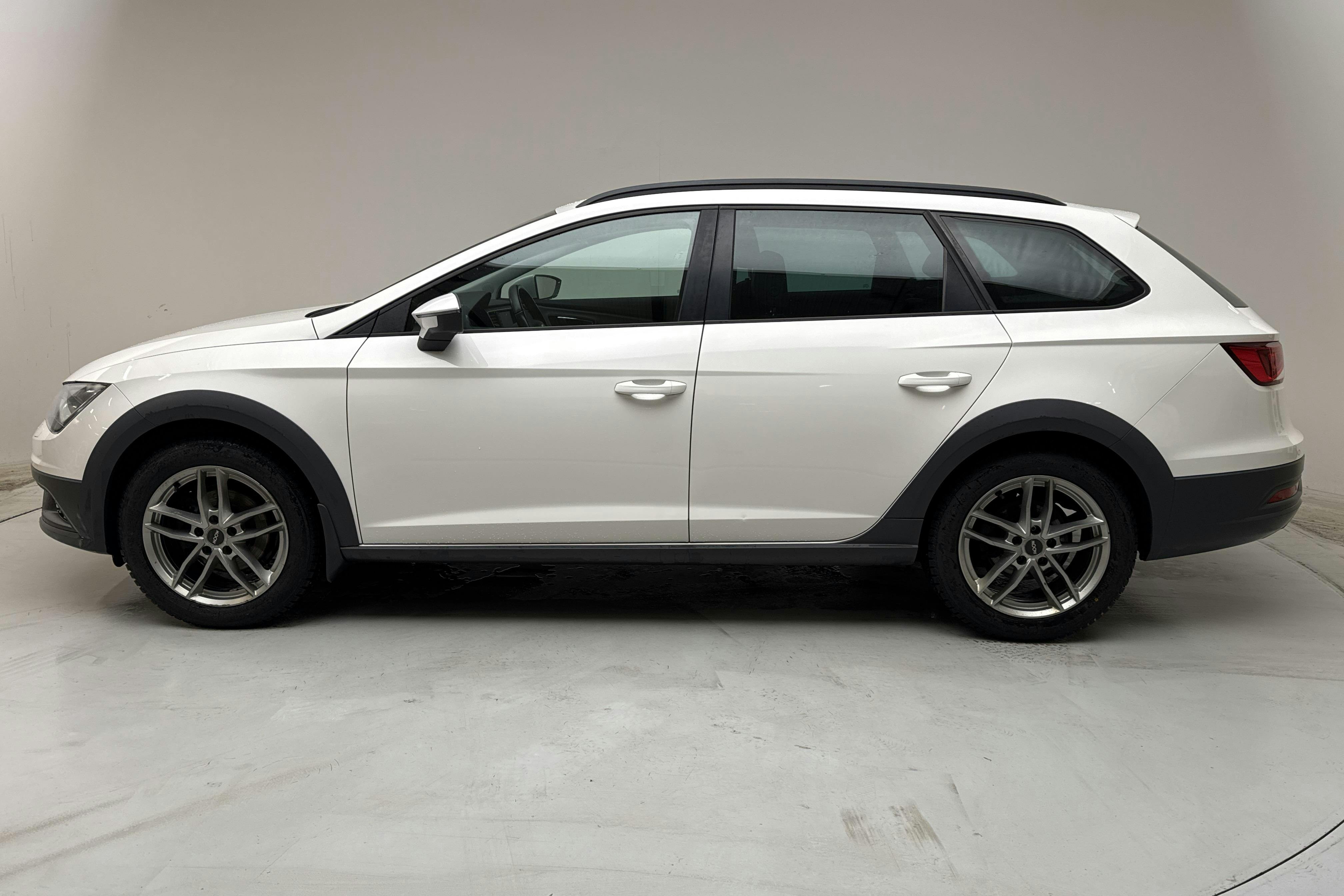 Præsentationsfoto 2 af 13: Seat Leon 1.6 TDI ST X-Perience 4Drive (110hk) - 150 300 kilometer - Manuel - Hvid - 2016