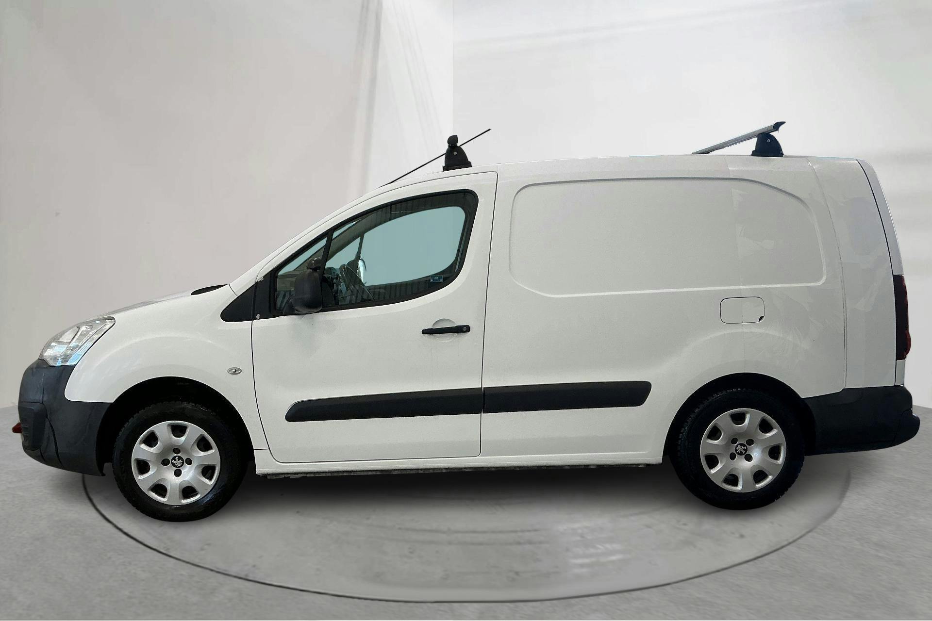 Presentationsfoto 2 av 14: Peugeot Partner 1.6 BlueHDI Skåp (100hk) - 11 331 mil - Manuell - vit - 2018