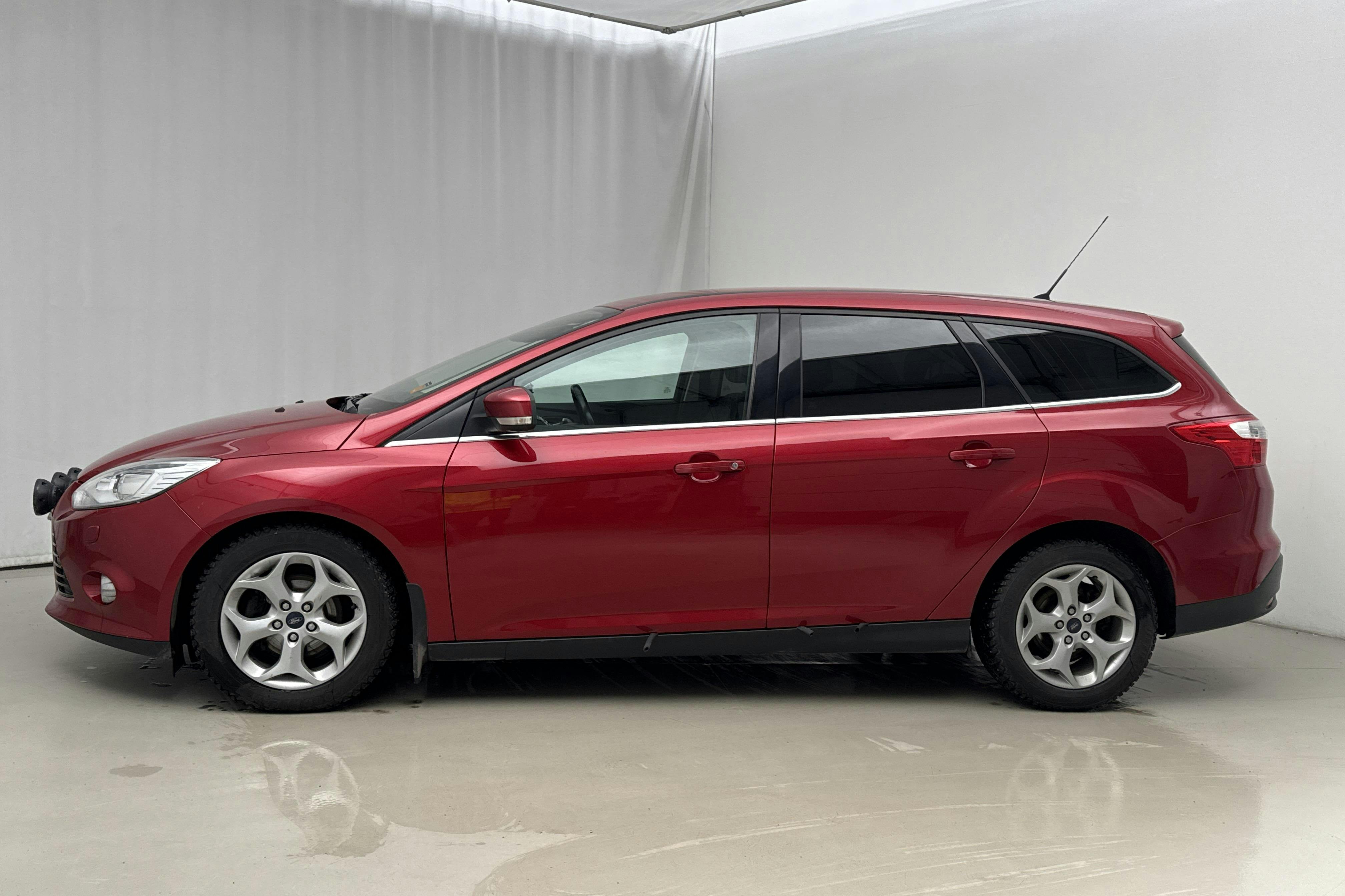 Presentationsfoto 2 av 11: Ford Focus 1.6 TDCi Kombi (115hk) - 16 083 mil - Manuell - röd - 2013