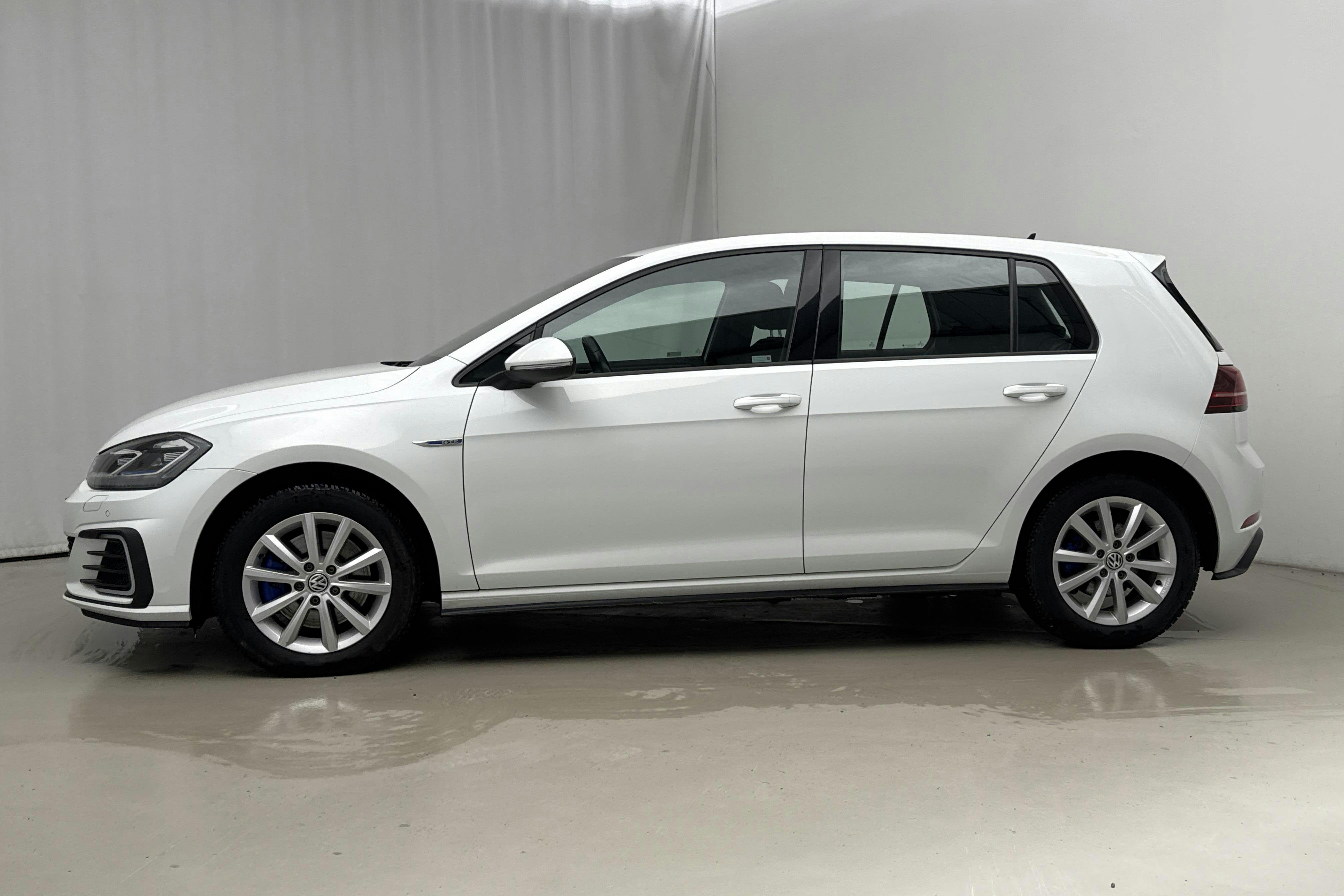 Presentationsfoto 2 av 24: VW Golf VII GTE 5dr (204hk) - 12 762 mil - Automat - vit - 2020
