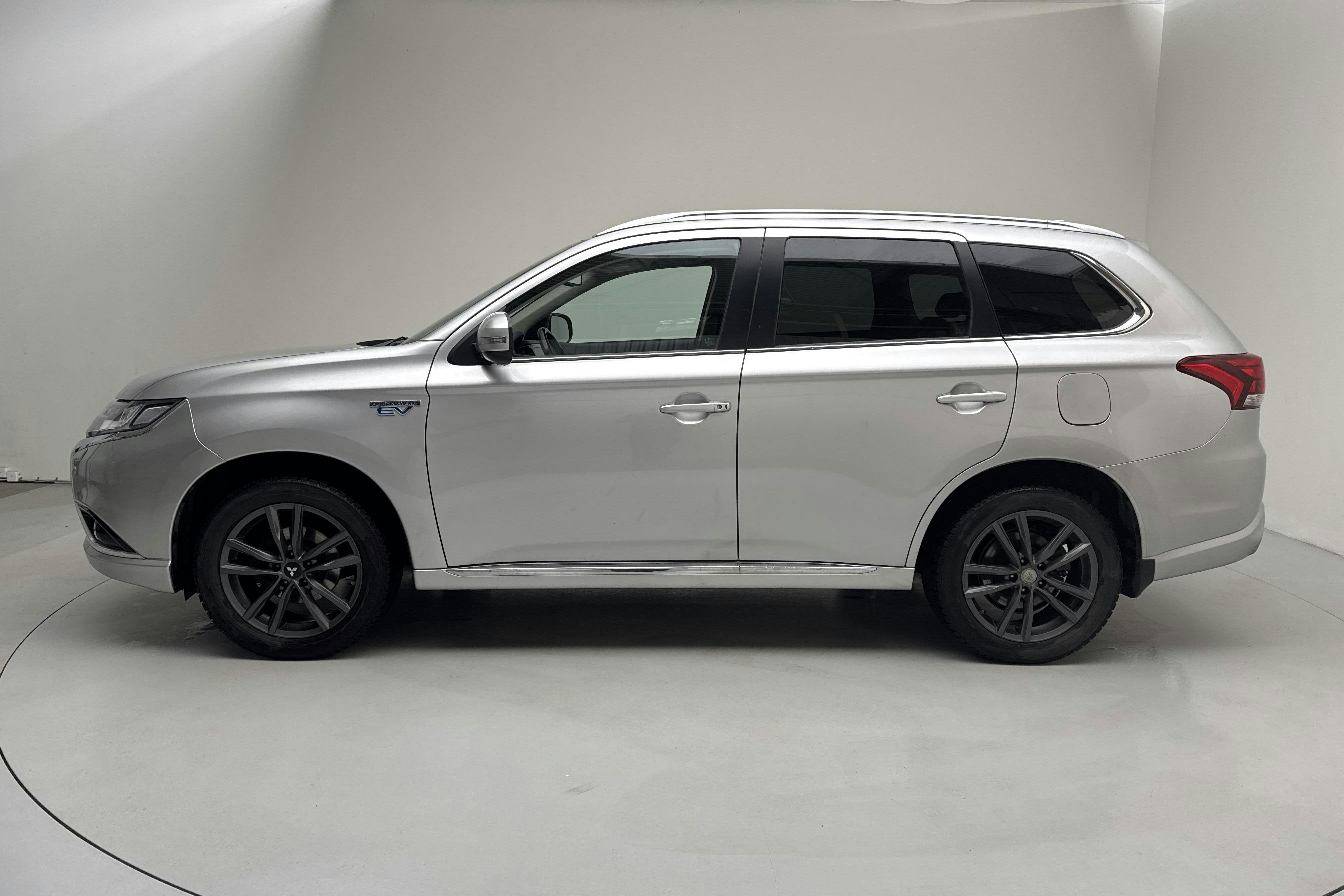 Presentationsfoto 2 av 16: Mitsubishi Outlander 2.0 Plug-in Hybrid 4WD (121hk) - 11 439 mil - Automat - silver - 2018