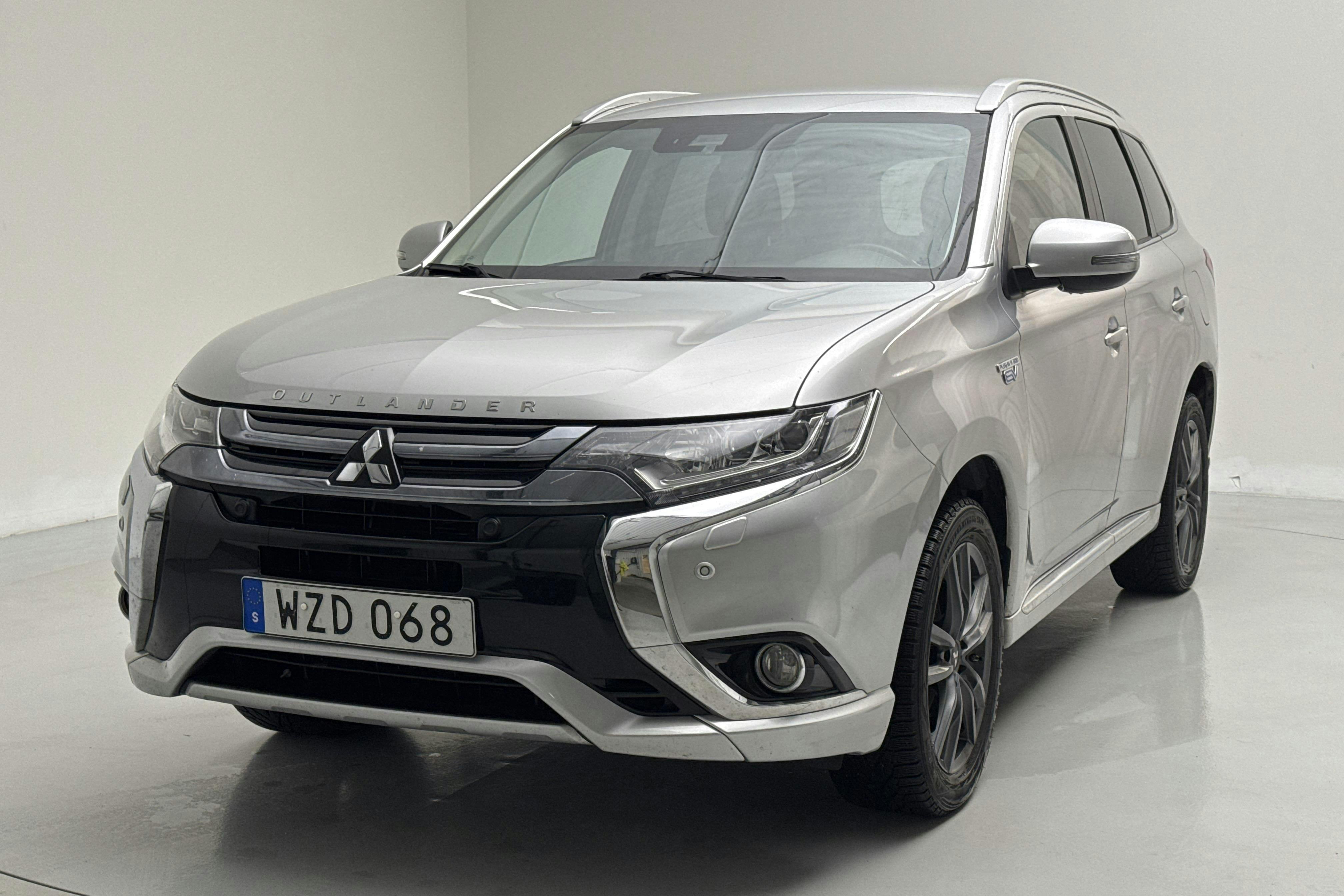 Presentationsfoto 1 av 16: Mitsubishi Outlander 2.0 Plug-in Hybrid 4WD (121hk) - 11 439 mil - Automat - silver - 2018