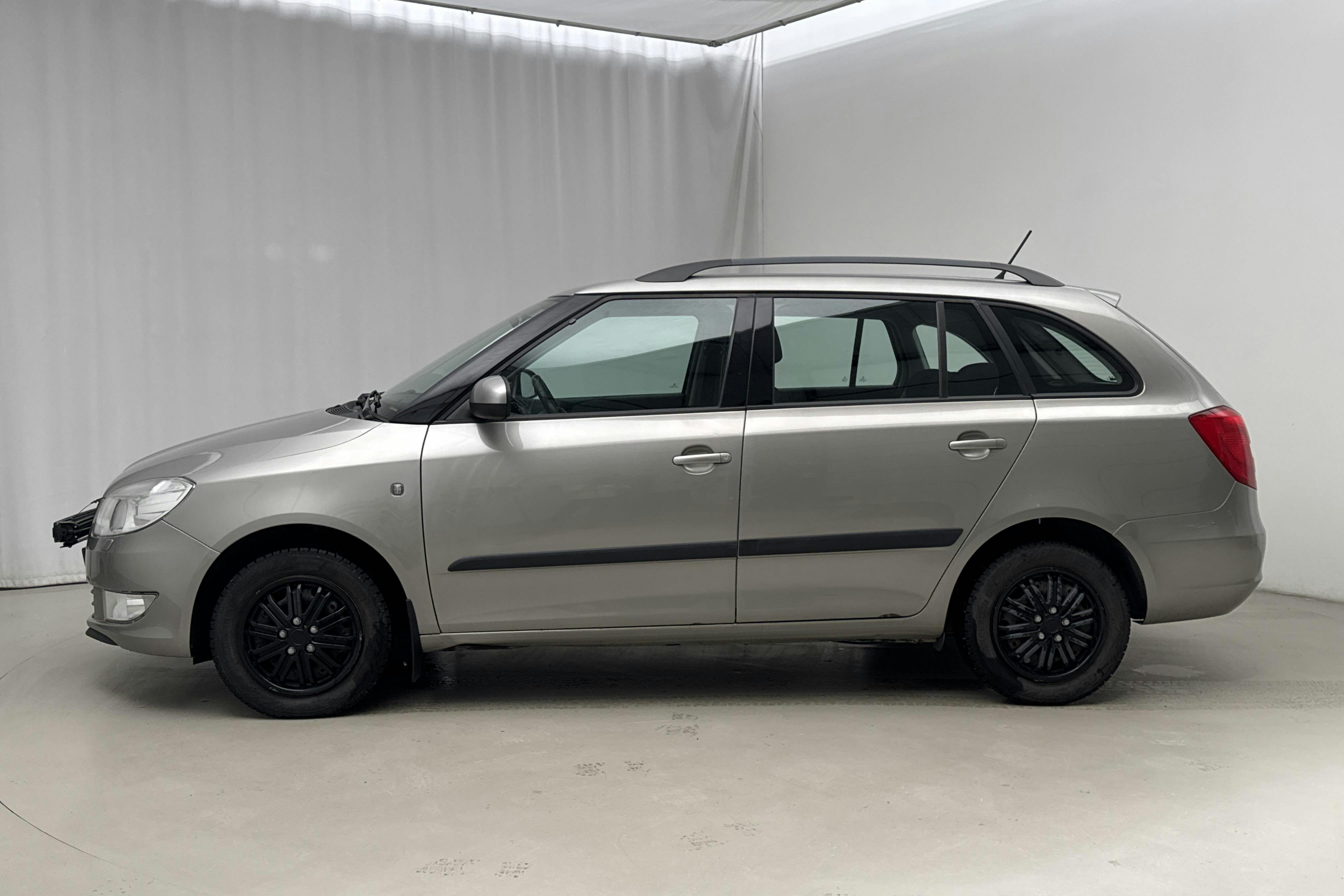 Præsentationsfoto 2 af 11: Skoda Fabia 1.2 TSI Combi (86hk) - 124 180 kilometer - Manuel - Light Brown - 2012