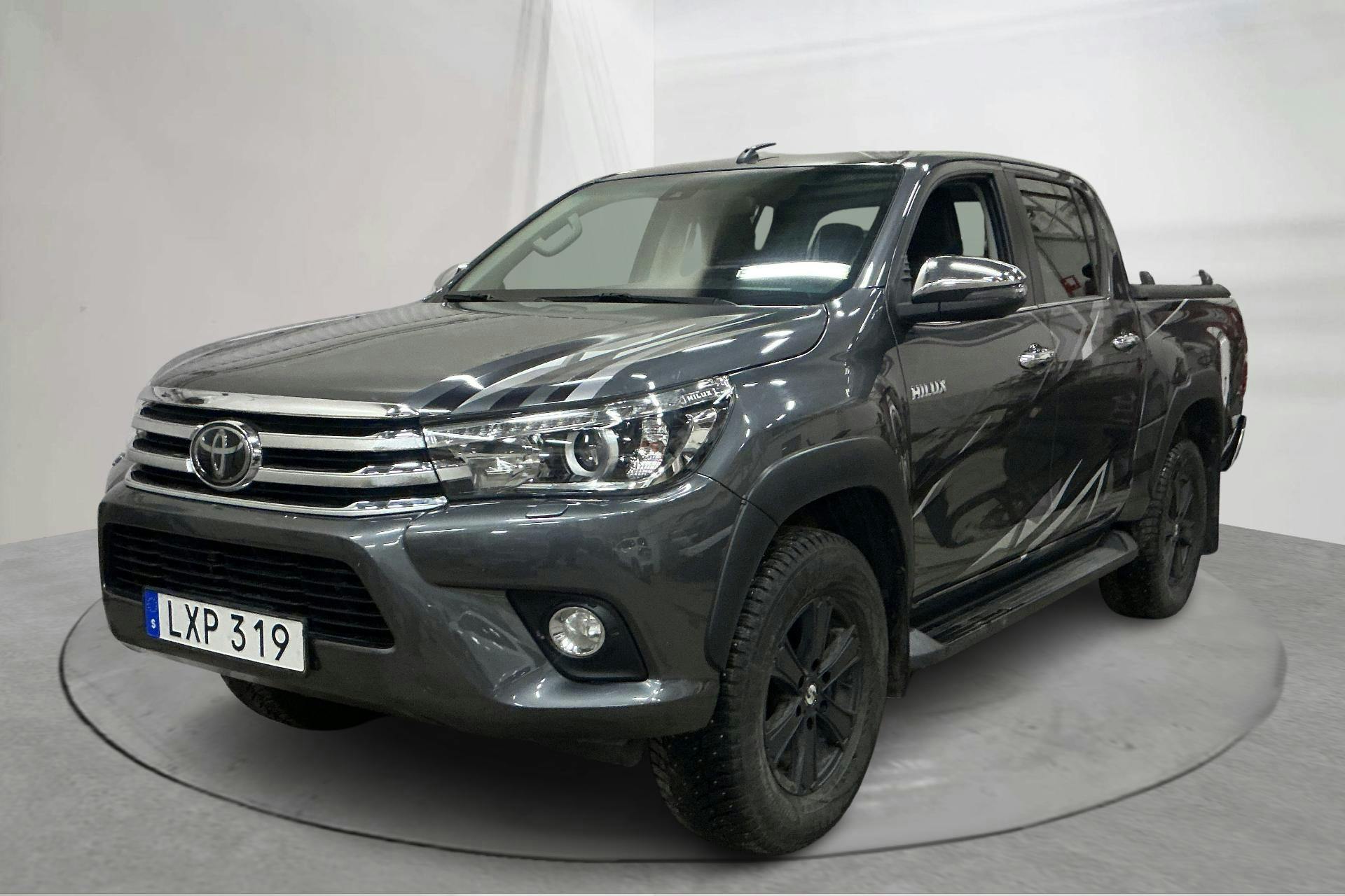 Presentationsfoto 1 av 17: Toyota Hilux 2.4 D 4WD (150hk) - 7 722 mil - Automat - Dark Grey - 2018