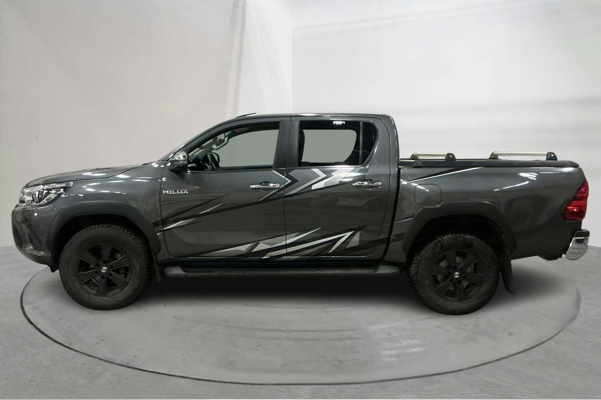 Presentationsfoto 2 av 17: Toyota Hilux 2.4 D 4WD (150hk) - 7 722 mil - Automat - Dark Grey - 2018