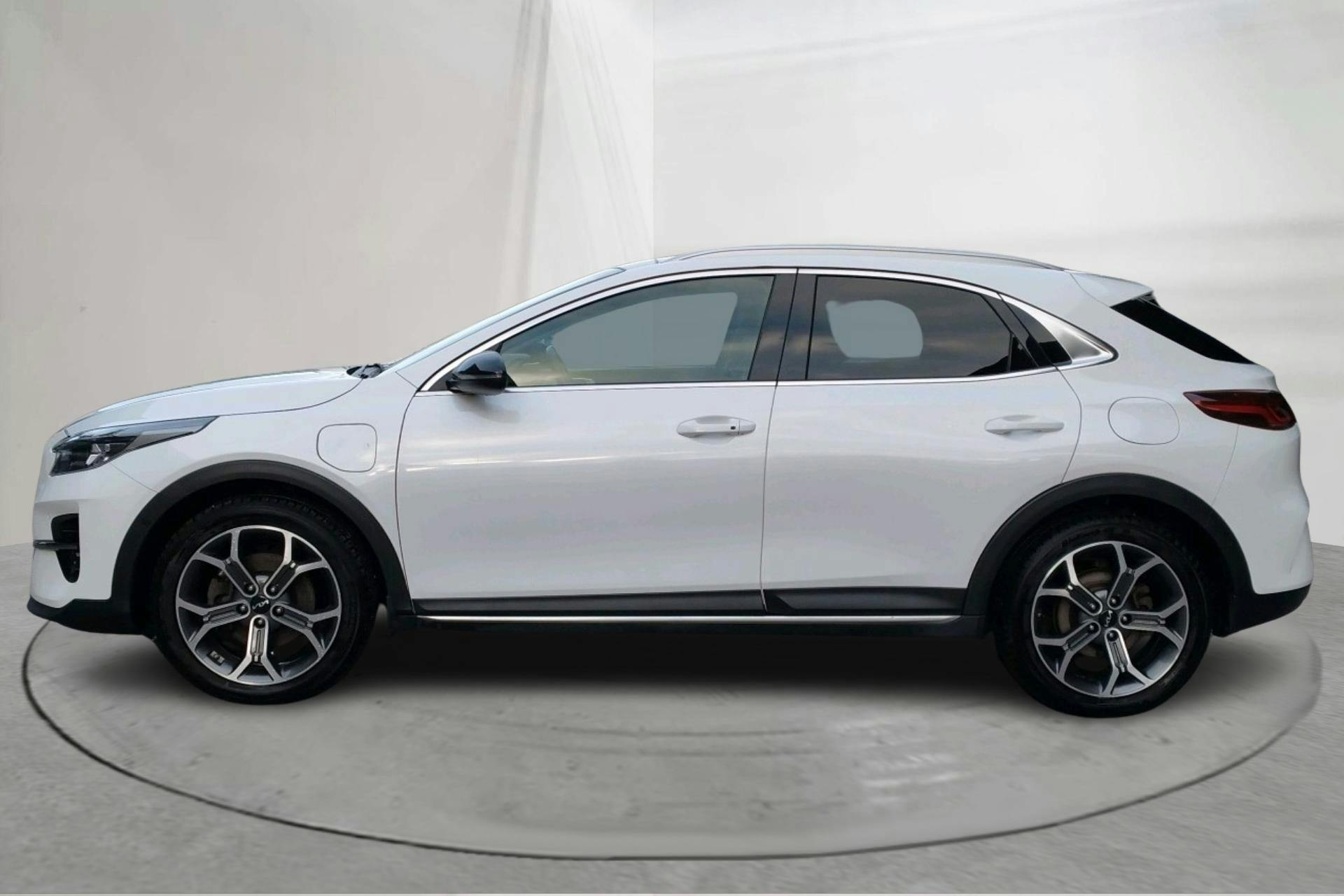 Presentationsfoto 2 av 18: KIA XCeed 1.6 Plug-in Hybrid 5dr (141hk) - 7 244 mil - Automat - vit - 2022