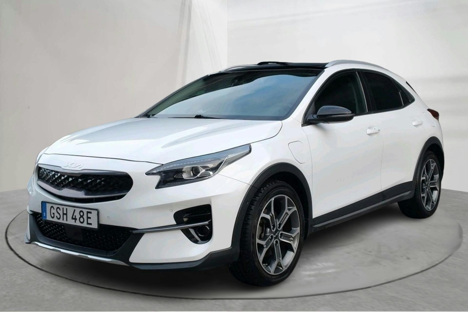 Presentationsfoto 1 av 18: KIA XCeed 1.6 Plug-in Hybrid 5dr (141hk) - 7 244 mil - Automat - vit - 2022