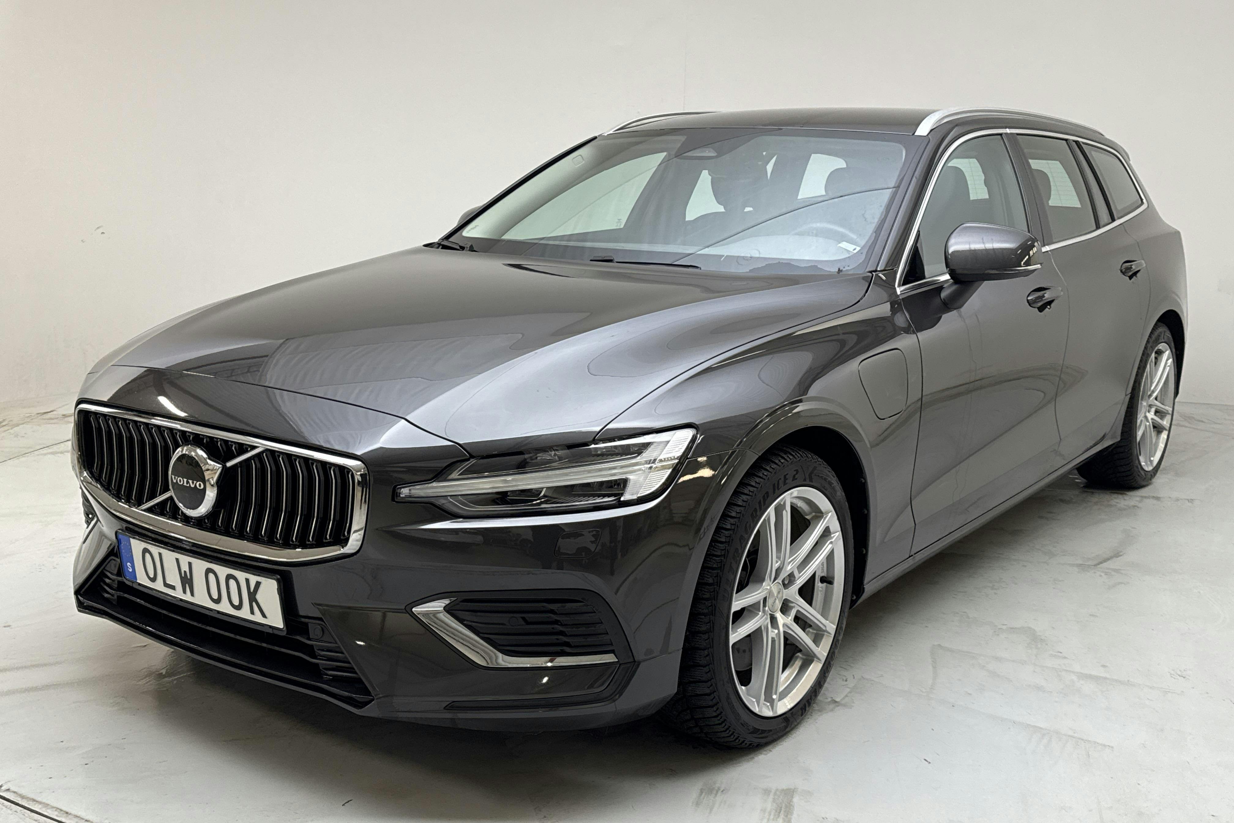 Presentation photo 1 of 16: Volvo V60 T6 AWD Recharge (350hk) - 100 670 km - Automatic - gray - 2023