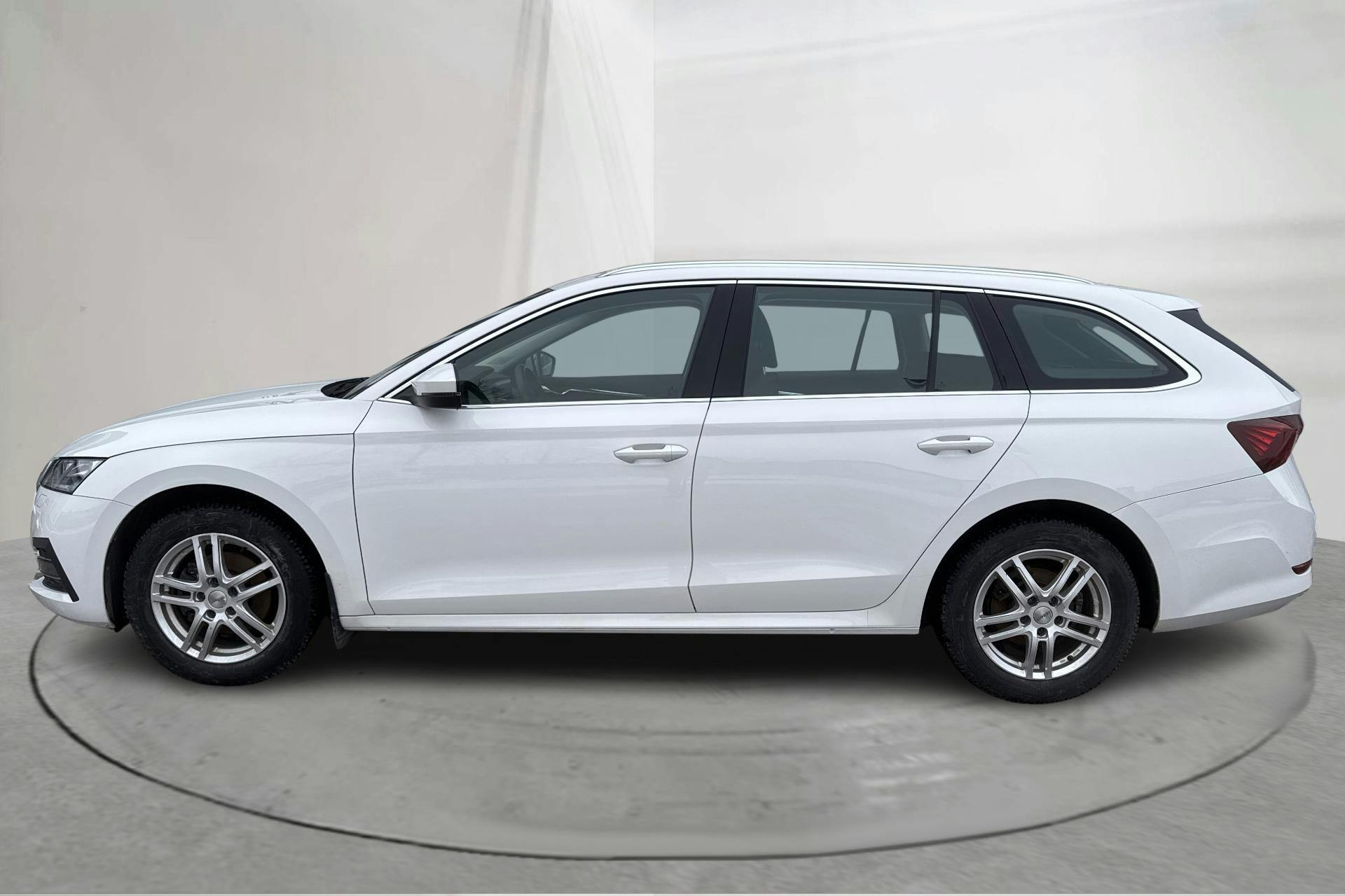 Presentation photo 2 of 16: Skoda Octavia TSI e-Tec mHEV Combi (110hk) - 71 040 km - Automatic - white - 2023