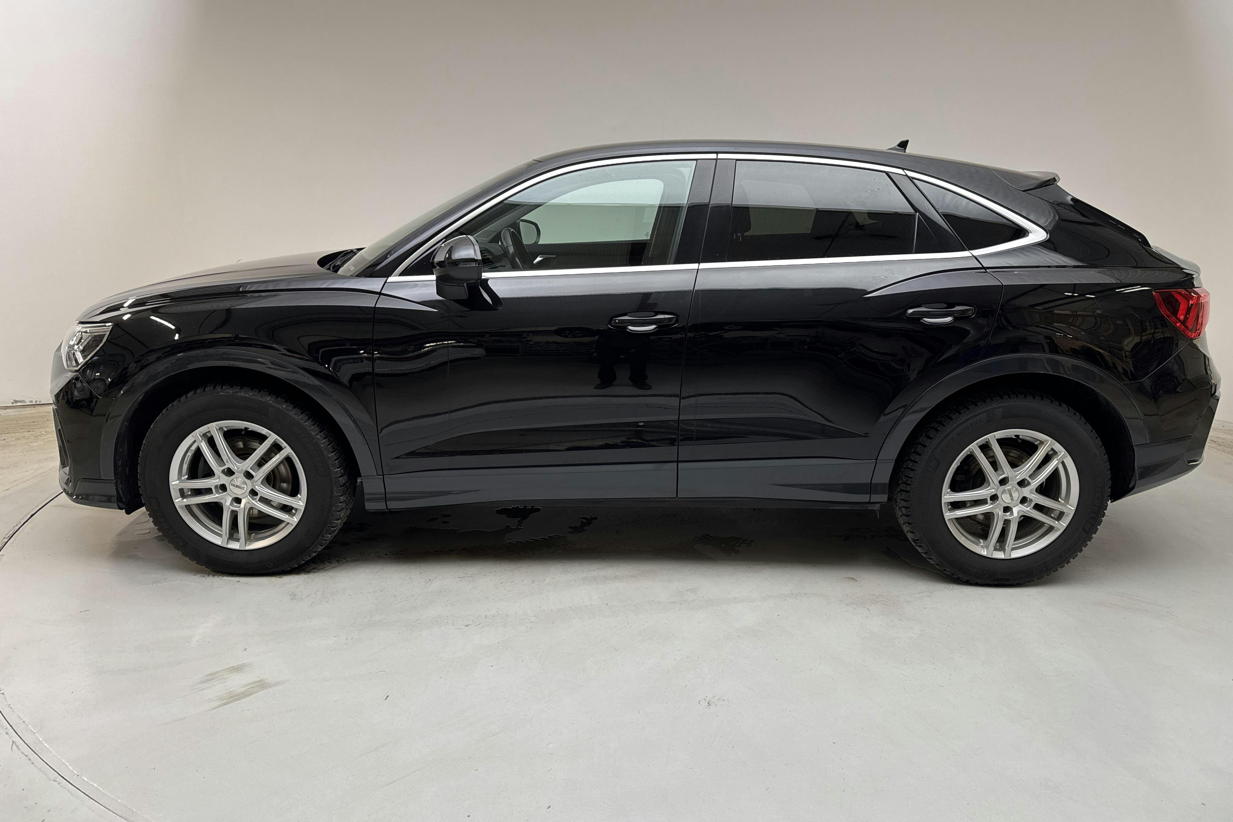 Presentation photo 2 of 13: Audi Q3 35 TFSI (150hk) - 80 940 km - Automatic - black - 2023