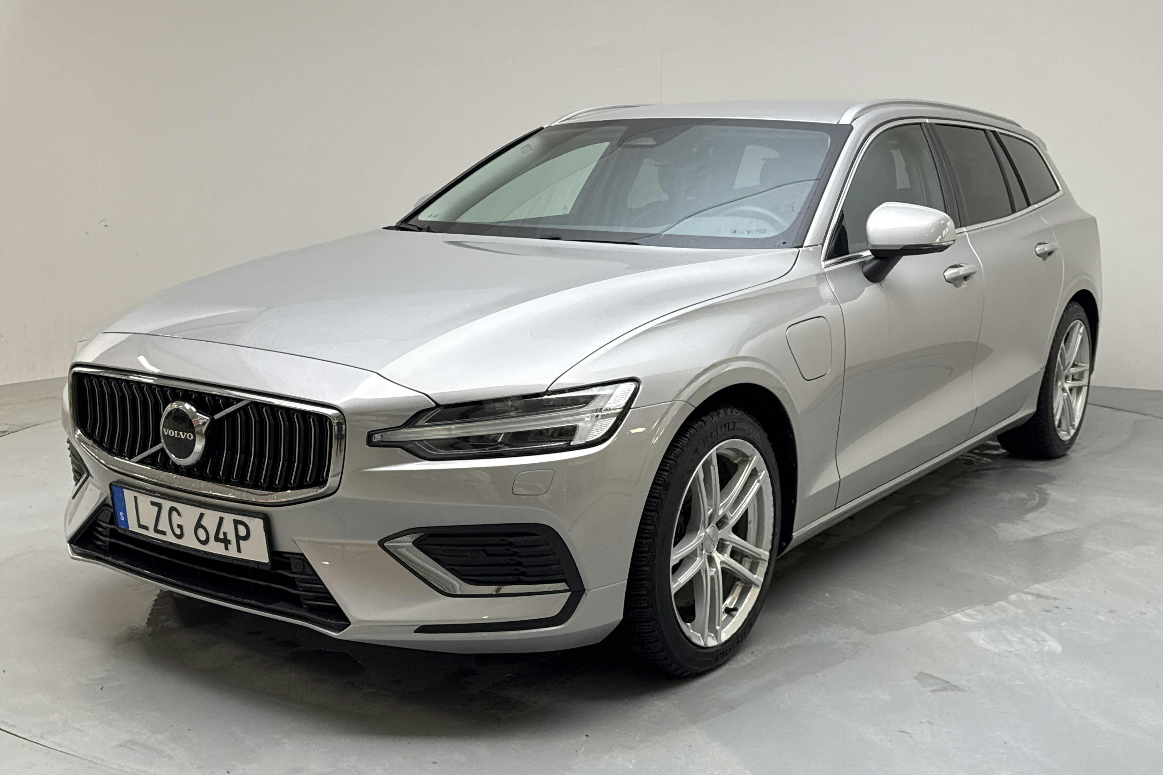 Presentation photo 1 of 18: Volvo V60 T6 AWD Recharge (350hk) - 72 130 km - Automatic - silver - 2023