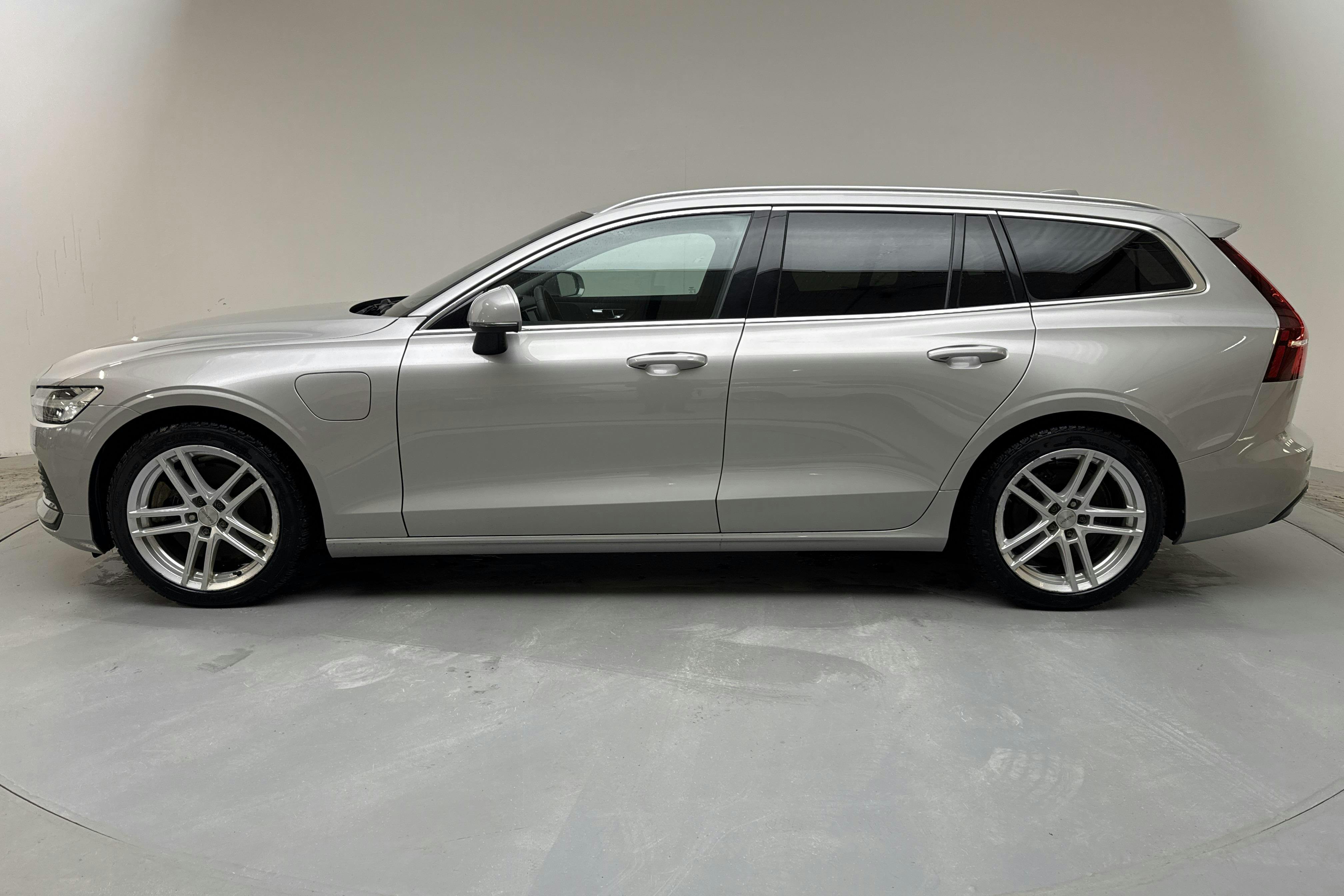 Presentation photo 2 of 18: Volvo V60 T6 AWD Recharge (350hk) - 72 130 km - Automatic - silver - 2023