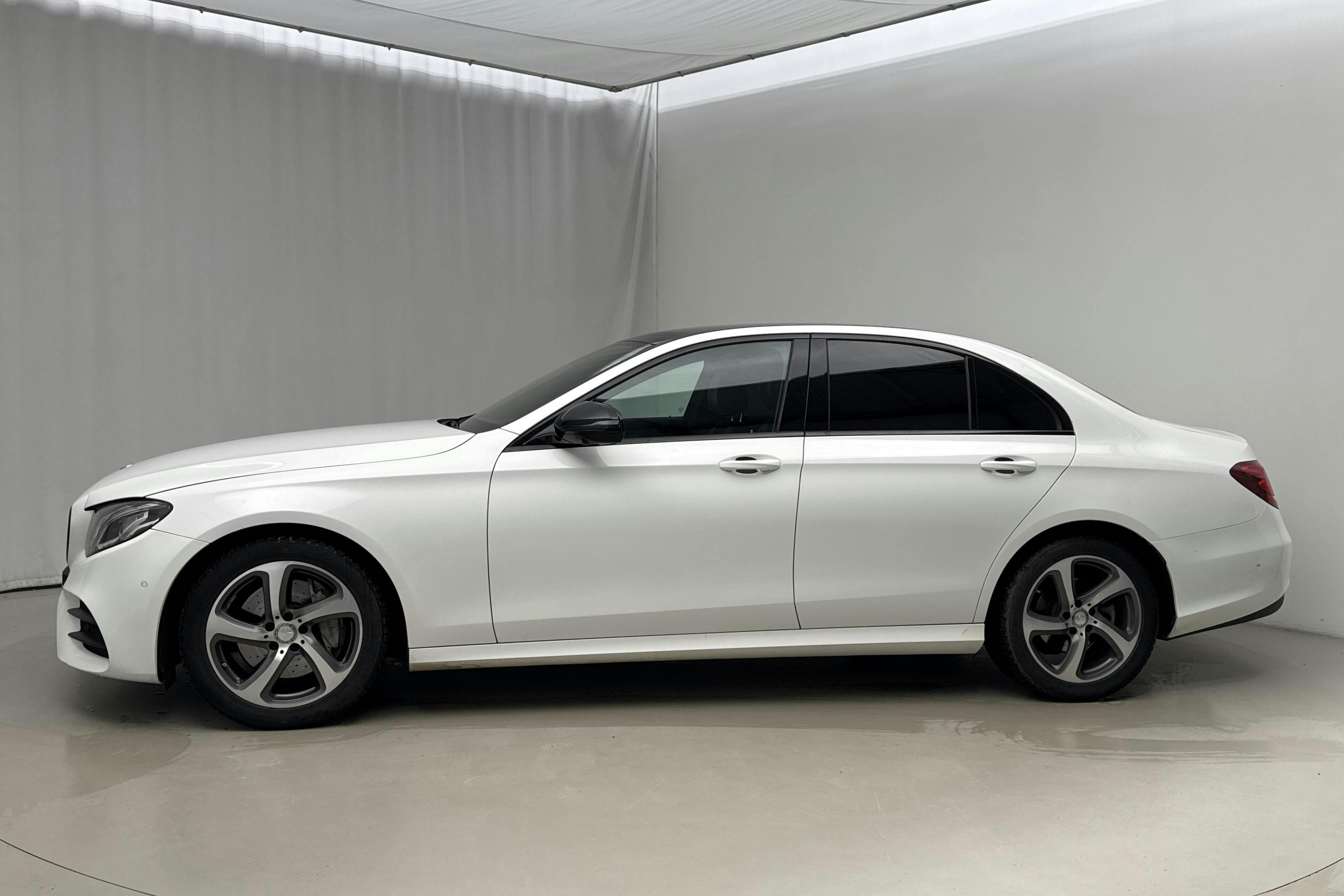 Presentationsfoto 2 av 16: Mercedes E 220 d Sedan W213 (194hk) - 15 603 mil - Automat - vit - 2017