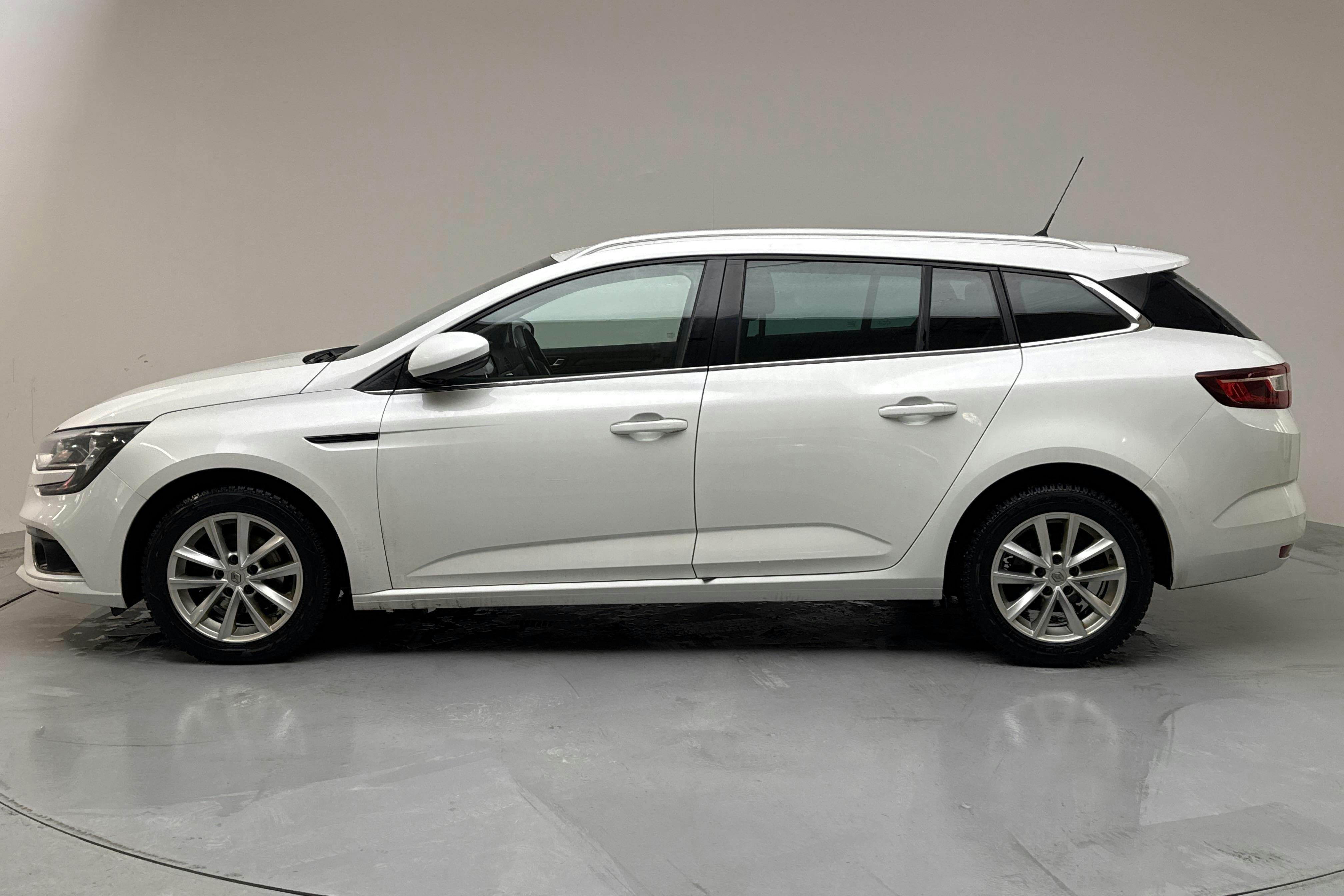 Presentationsfoto 2 av 14: Renault Mégane 1.5 dCi Sport Tourer (110hk) - 14 114 mil - Automat - vit - 2017