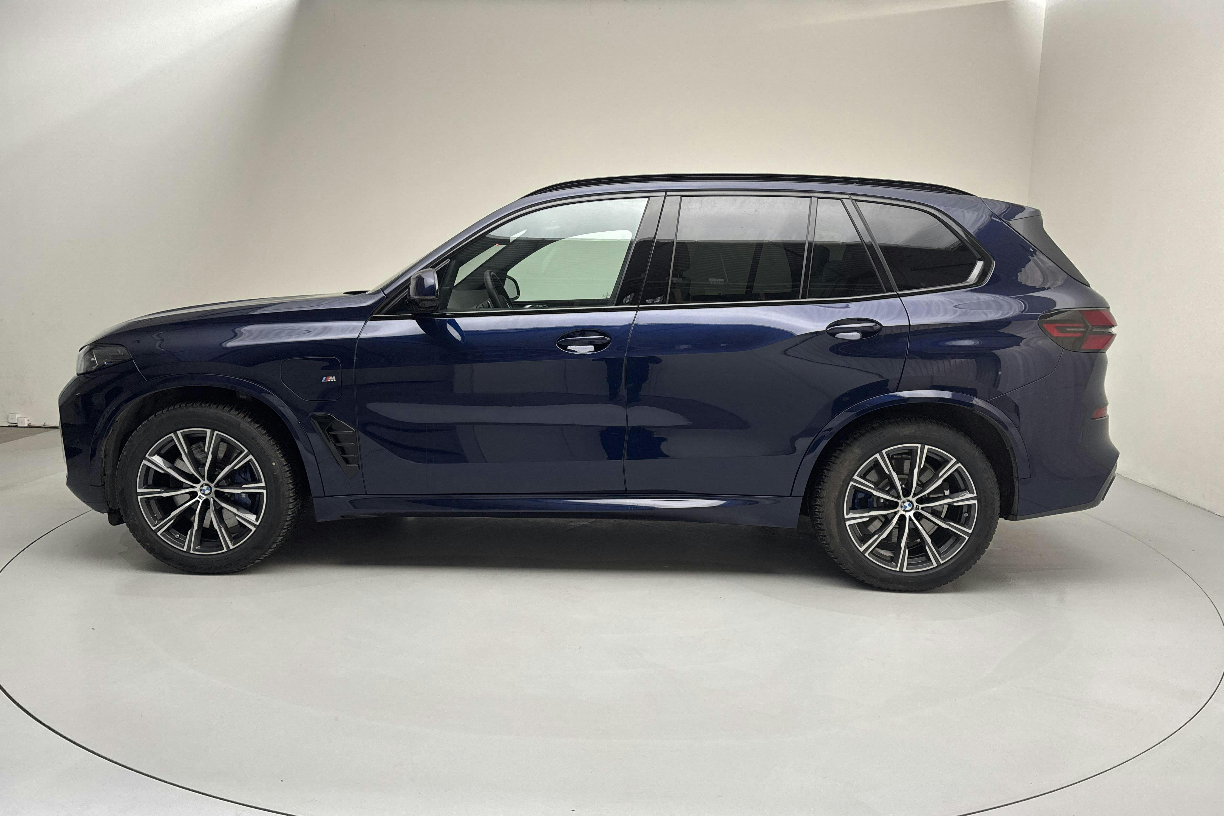 Presentationsfoto 2 av 23: BMW X5 xDrive50e LCI, G05 (489hk) - 2 168 mil - Automat - blå - 2024