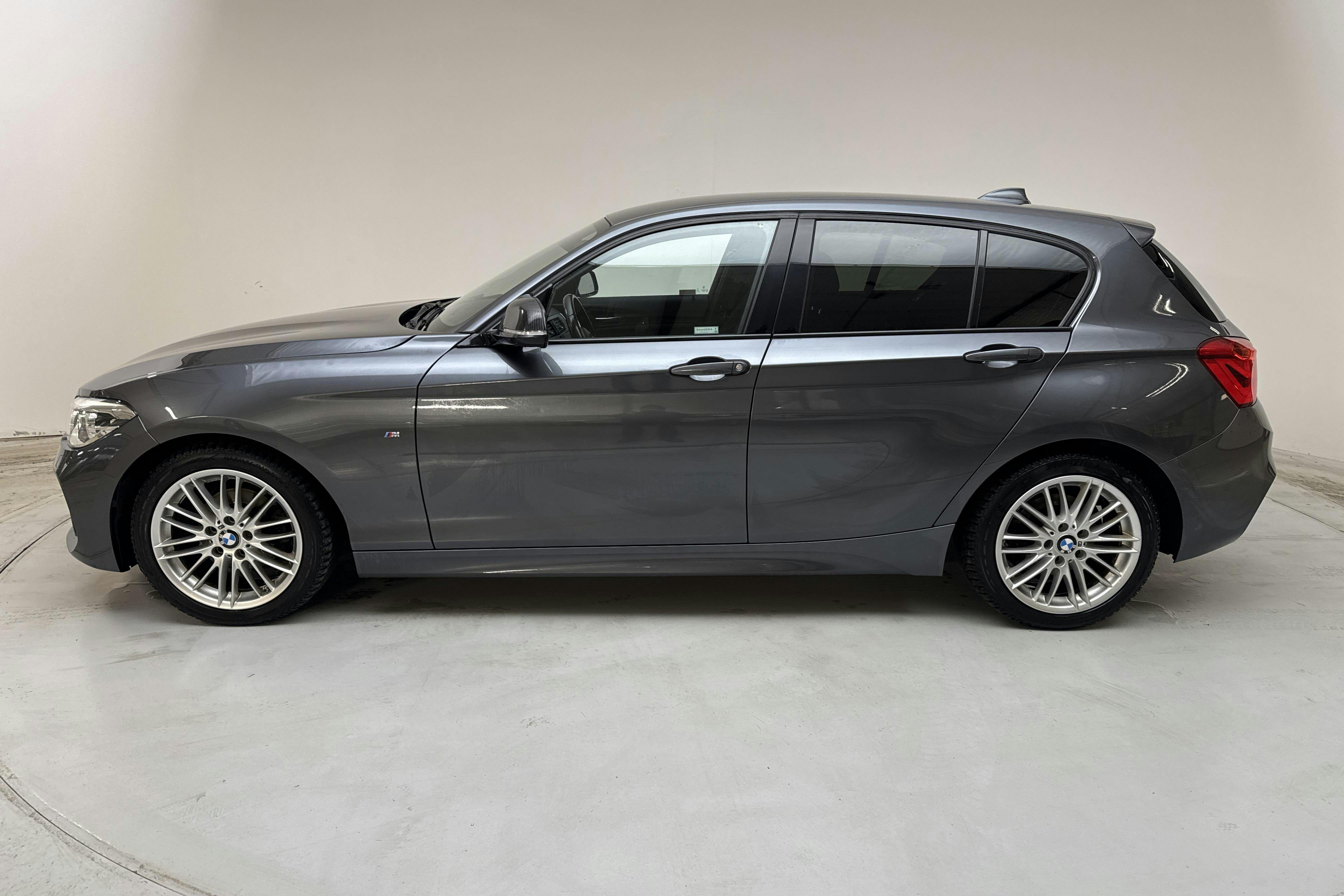 Presentationsfoto 2 av 12: BMW 118i 5dr, F20 (136hk) - 10 233 mil - Automat - grå - 2018