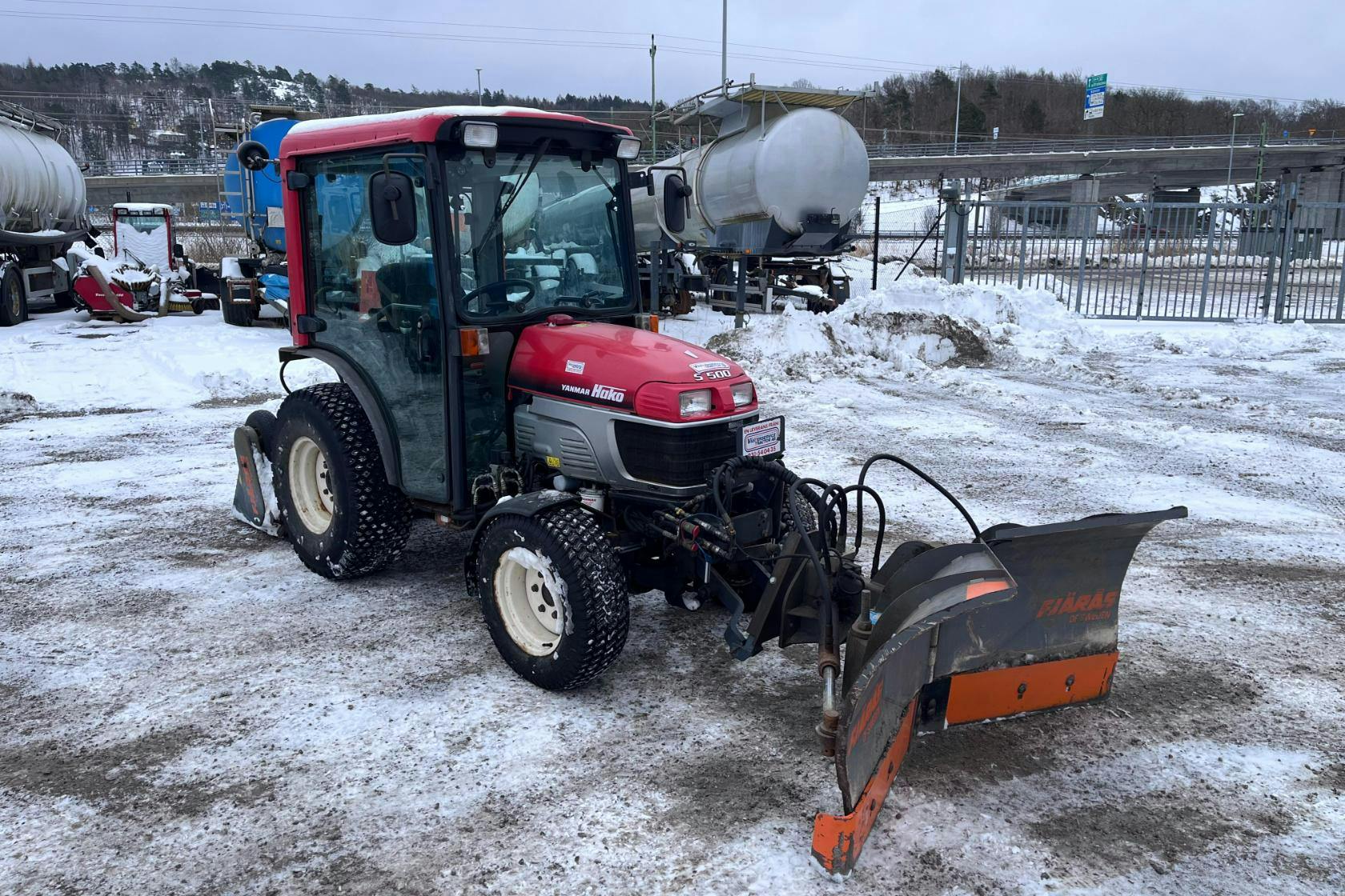 Presentation photo 2 of 39: HAKOTRAC 3500DA Traktor med plog och spridare -  - Manual - red - 2011