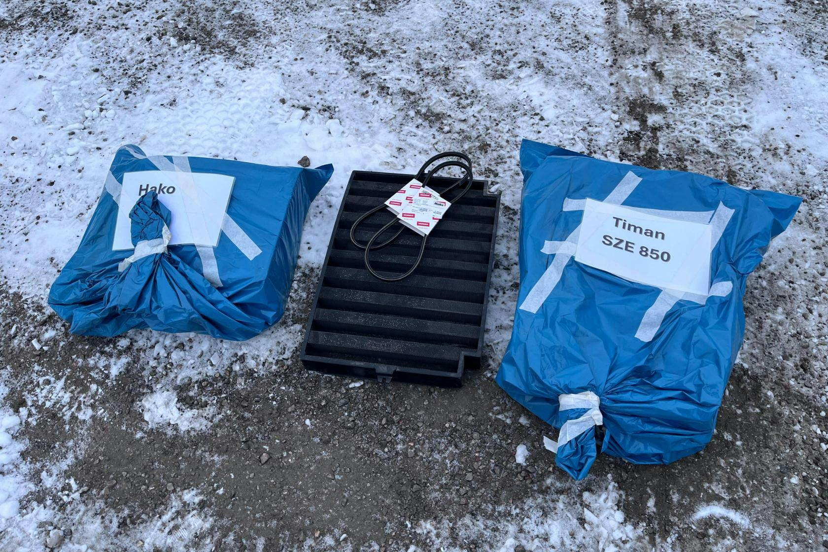 Presentation photo 39 of 39: HAKOTRAC 3500DA Traktor med plog och spridare -  - Manual - red - 2011