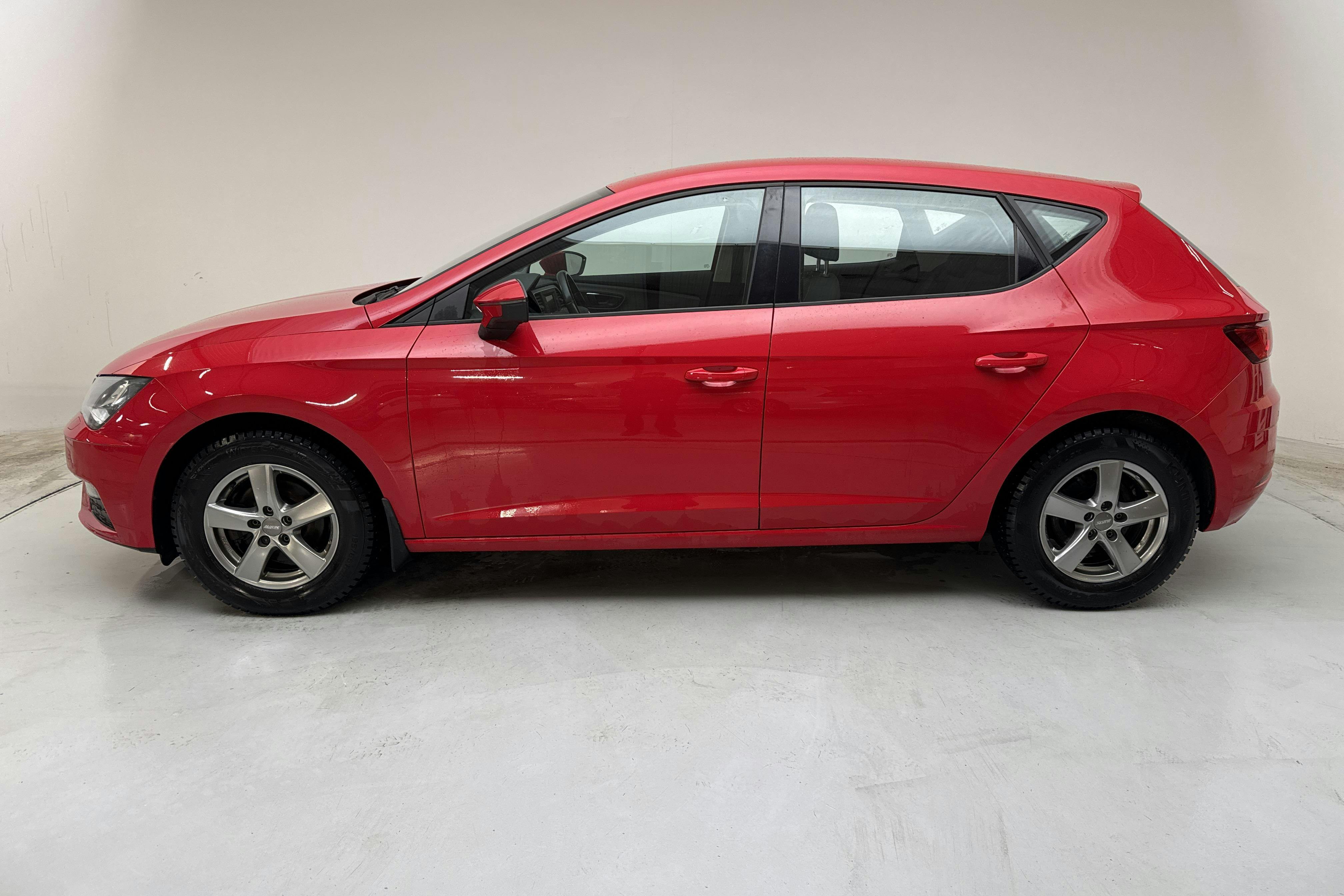 Presentationsfoto 2 av 13: Seat Leon 1.2 TSI 5dr (110hk) - 7 563 mil - Manuell - röd - 2017