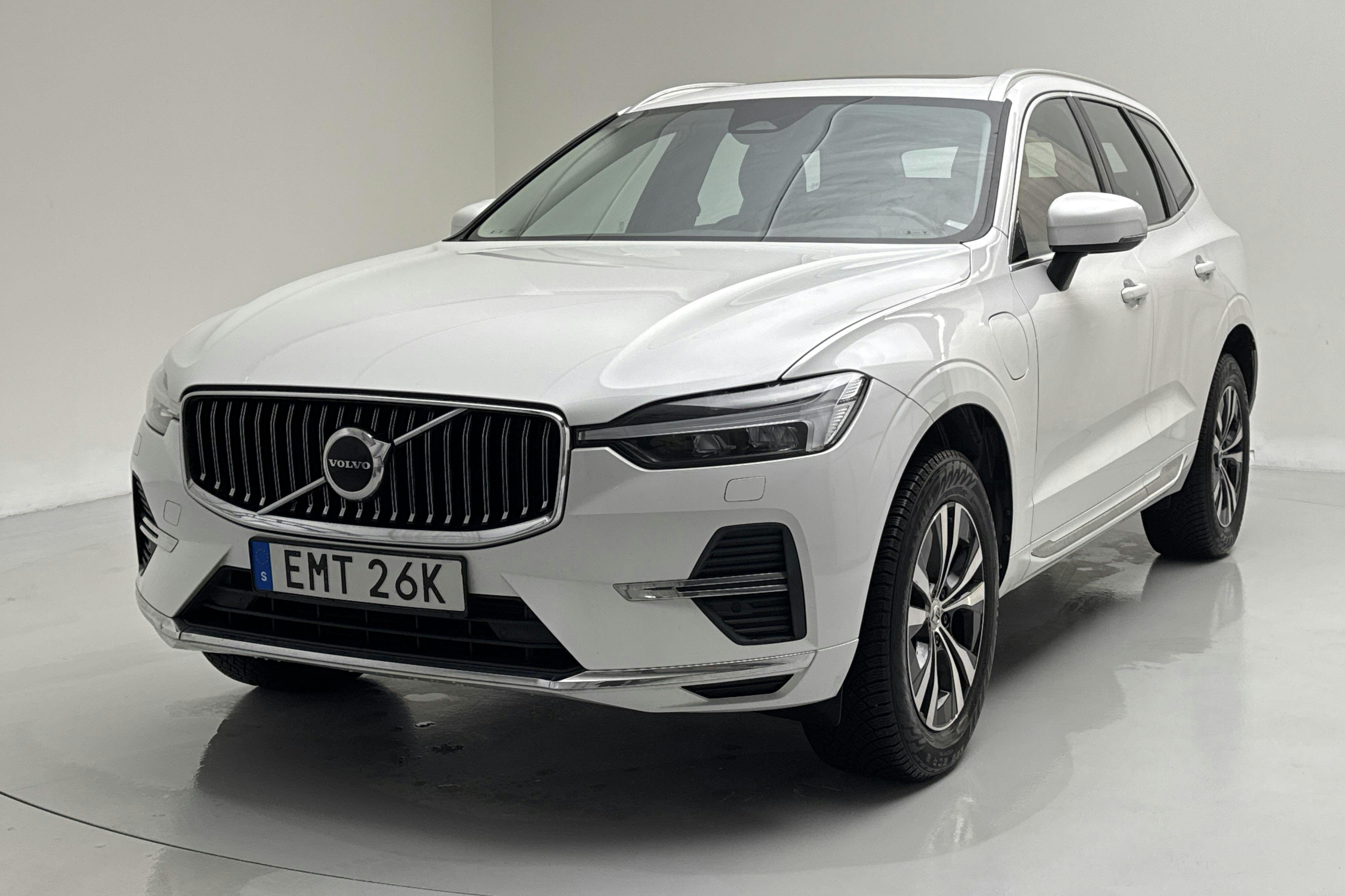 Presentationsfoto 1 av 19: Volvo XC60 T6 AWD Recharge (350hk) - 13 013 mil - Automat - vit - 2023
