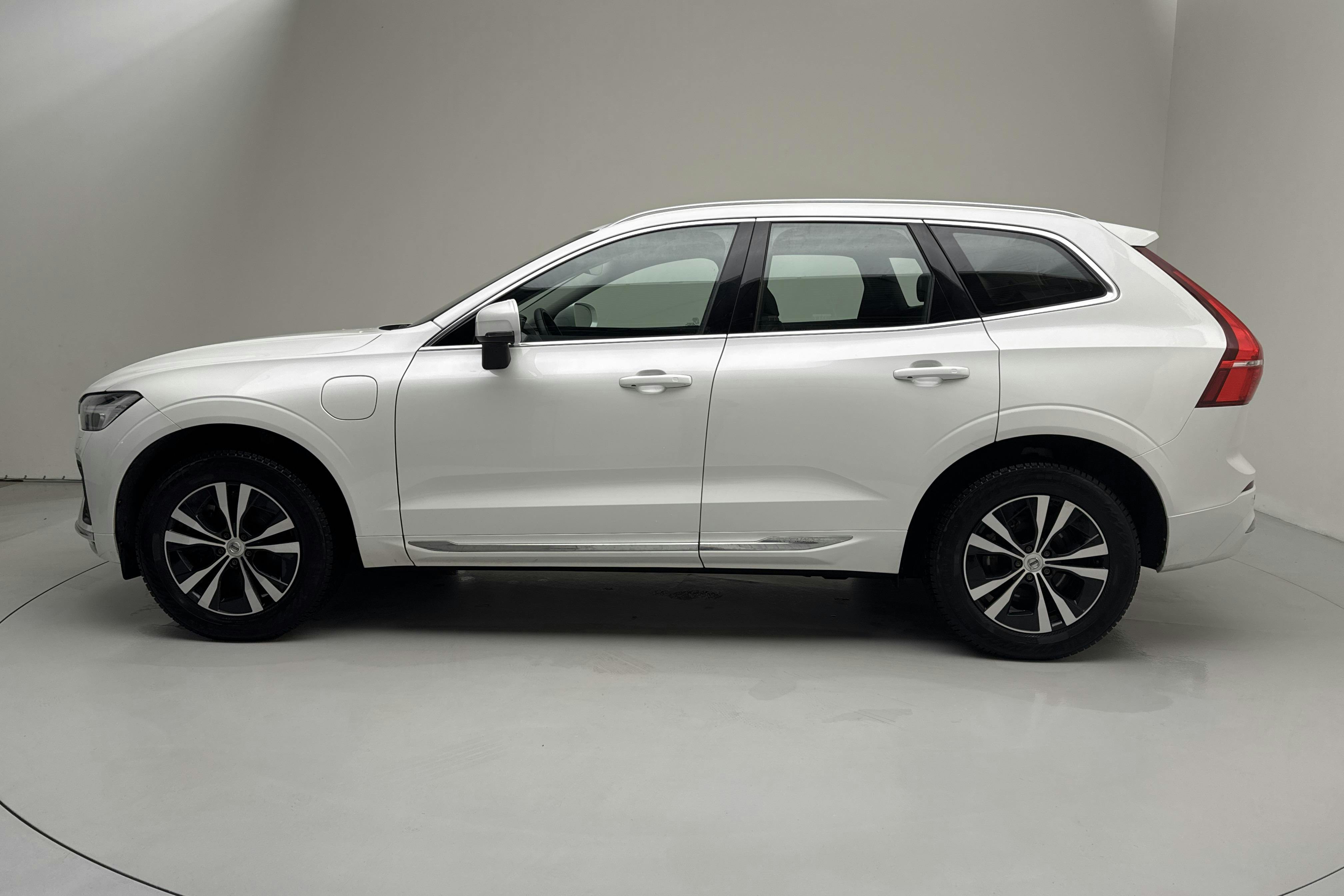 Presentationsfoto 2 av 19: Volvo XC60 T6 AWD Recharge (350hk) - 13 013 mil - Automat - vit - 2023