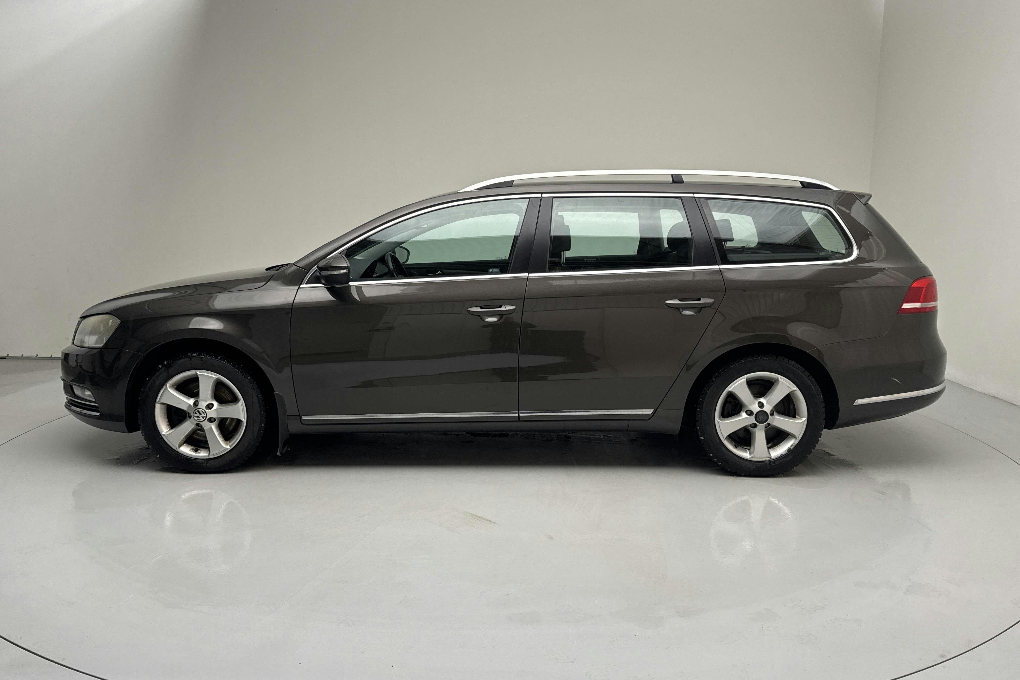 Presentationsfoto 2 av 13: VW Passat 1.4 TSI EcoFuel Variant (150hk) - 15 513 mil - Automat - Dark Brown - 2013
