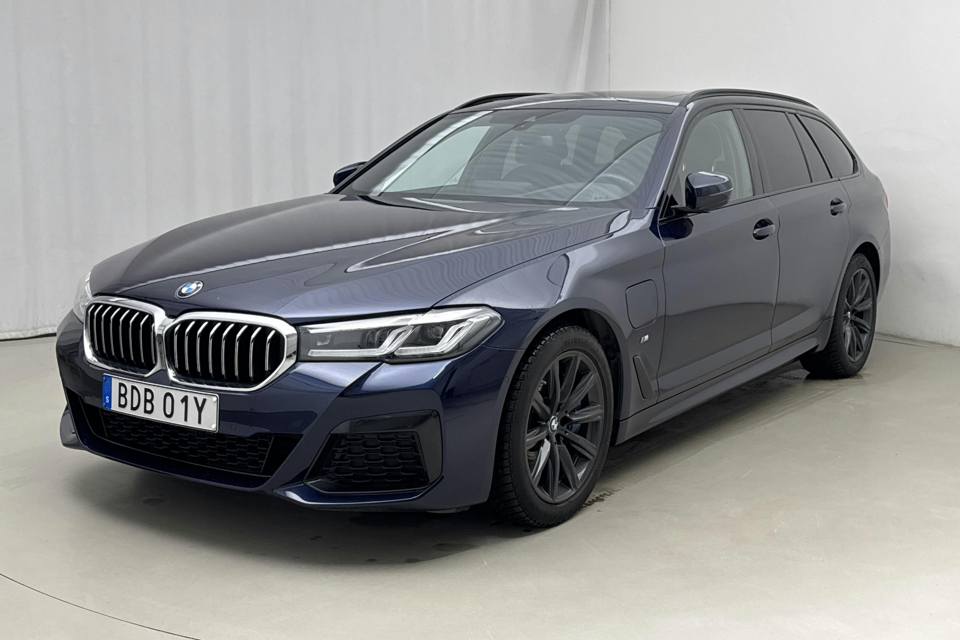 Presentationsfoto 2 av 21: BMW 530e Touring, G31 12kWh LCI (292hk) - 7 023 mil - Automat - blå - 2021