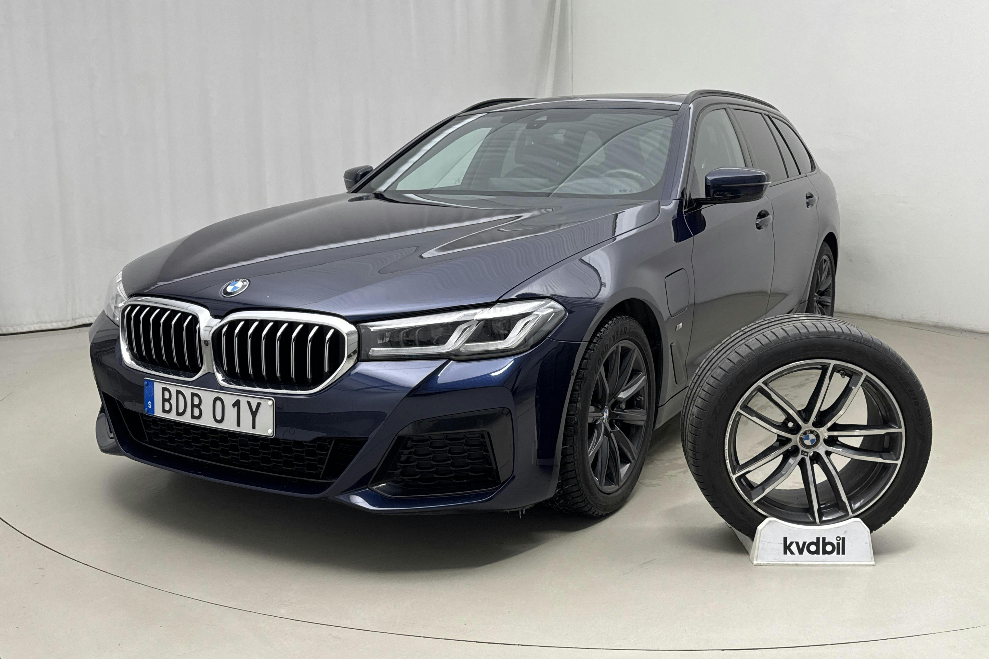 Presentationsfoto 1 av 21: BMW 530e Touring, G31 12kWh LCI (292hk) - 7 023 mil - Automat - blå - 2021