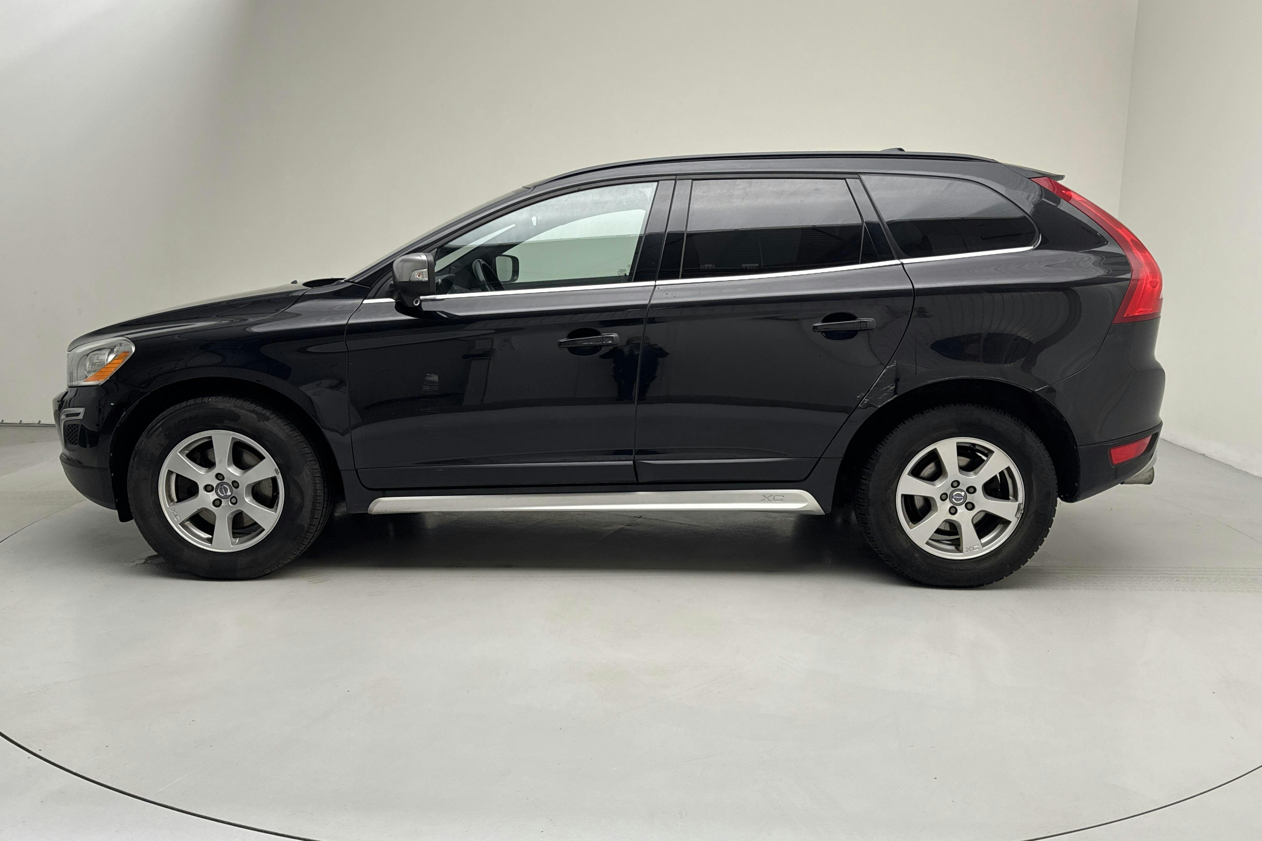 Presentationsfoto 2 av 13: Volvo XC60 D4 AWD (163hk) - 14 646 mil - Automat - svart - 2013