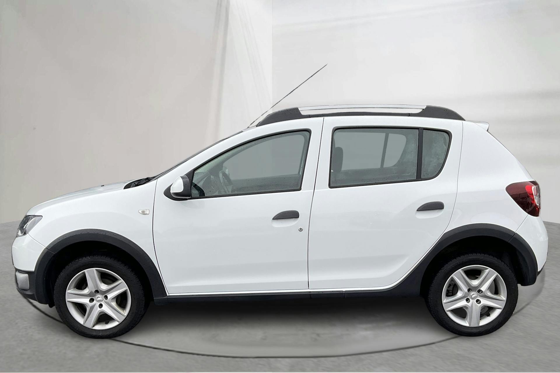 Presentationsfoto 2 av 14: Dacia Sandero 0.9 TCe Stepway (90hk) - 14 545 mil - Manuell - vit - 2016