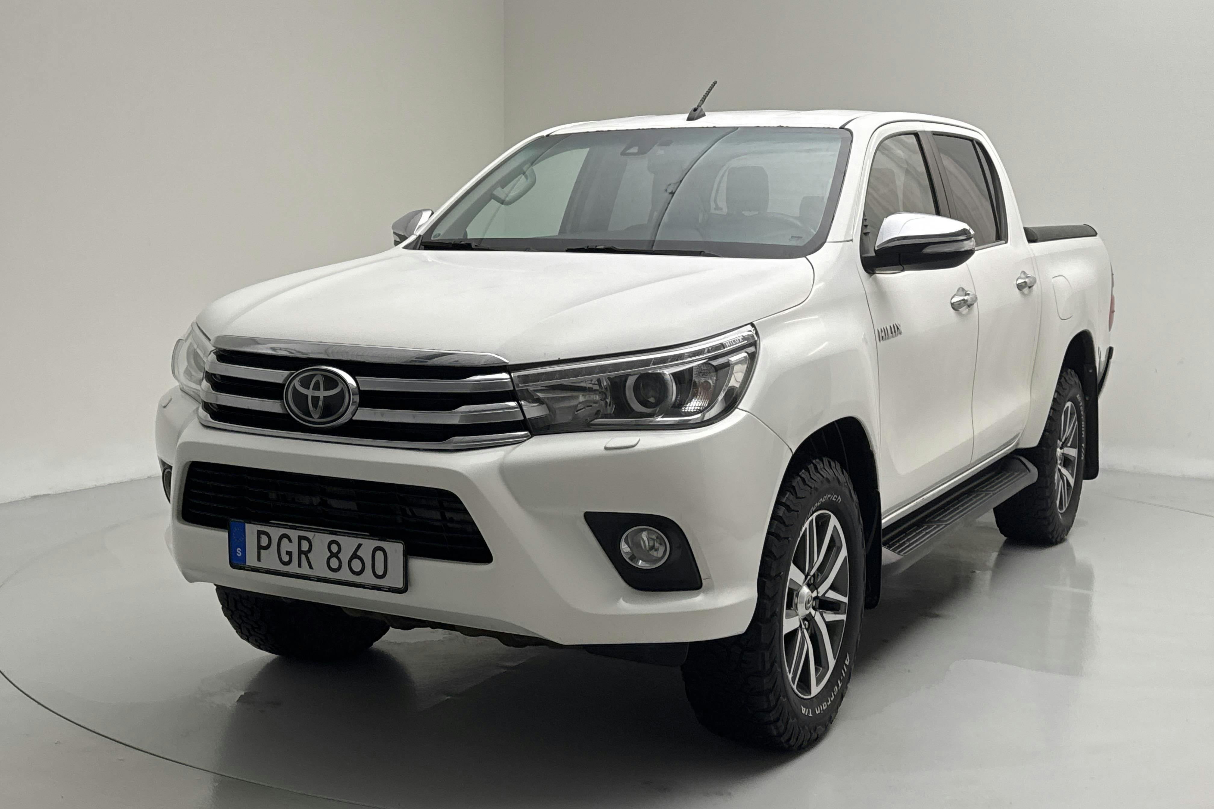Presentationsfoto 1 av 14: Toyota Hilux 2.4 D 4WD (150hk) - 28 070 mil - Automat - vit - 2016