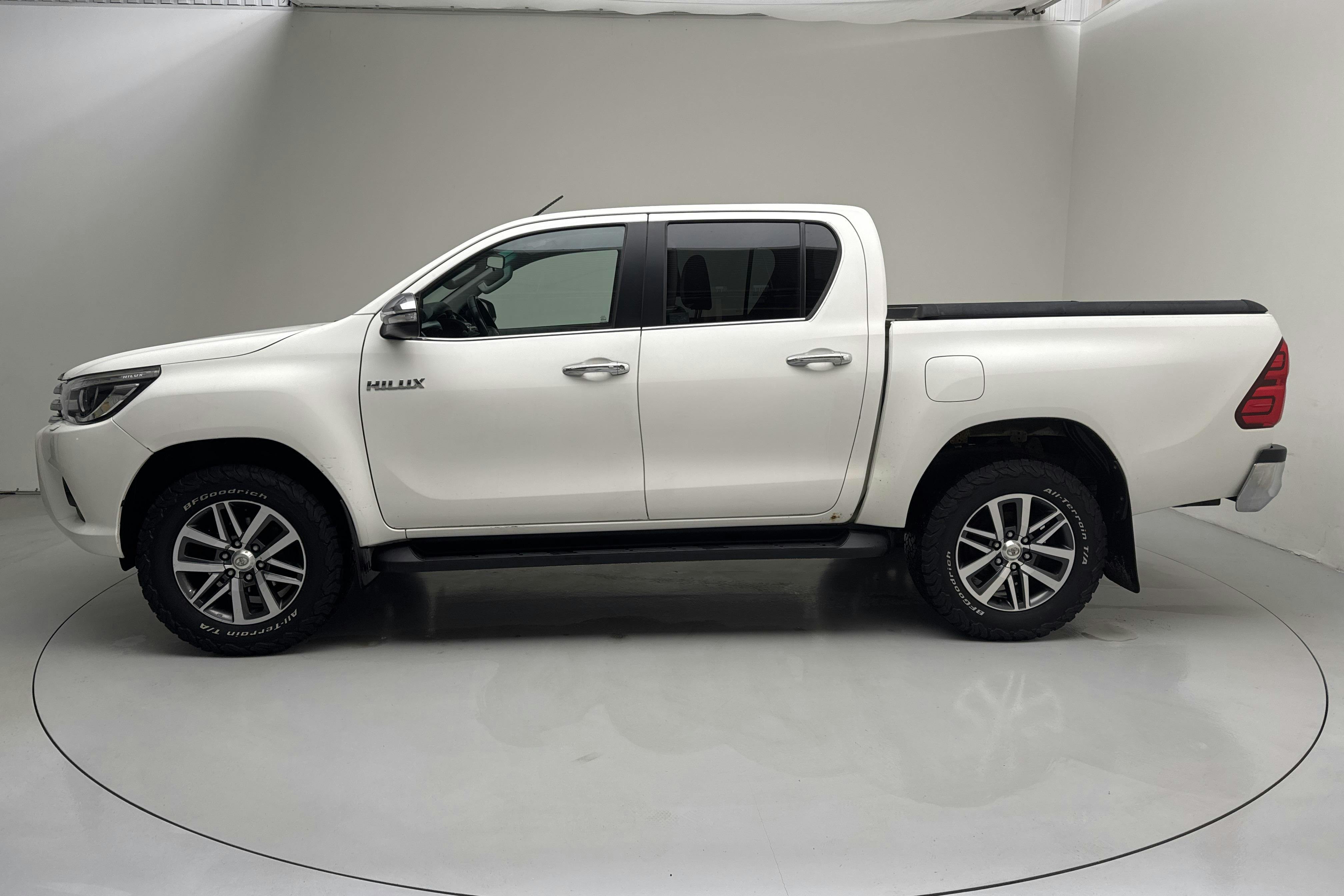 Presentationsfoto 2 av 14: Toyota Hilux 2.4 D 4WD (150hk) - 28 070 mil - Automat - vit - 2016
