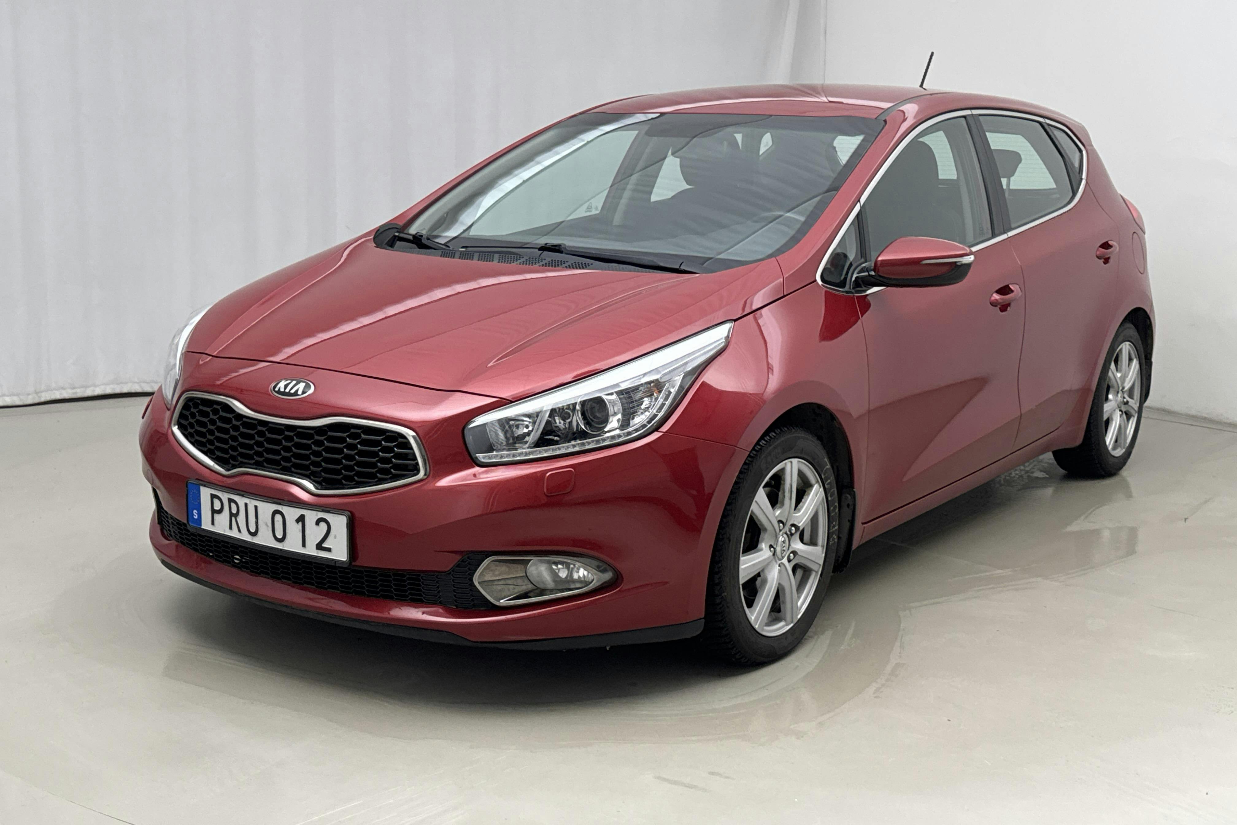 Præsentationsfoto 1 af 15: KIA Cee'd 1.6 CRDi 5dr (110hk) - 125 200 kilometer - Manuel - Rød farve - 2015