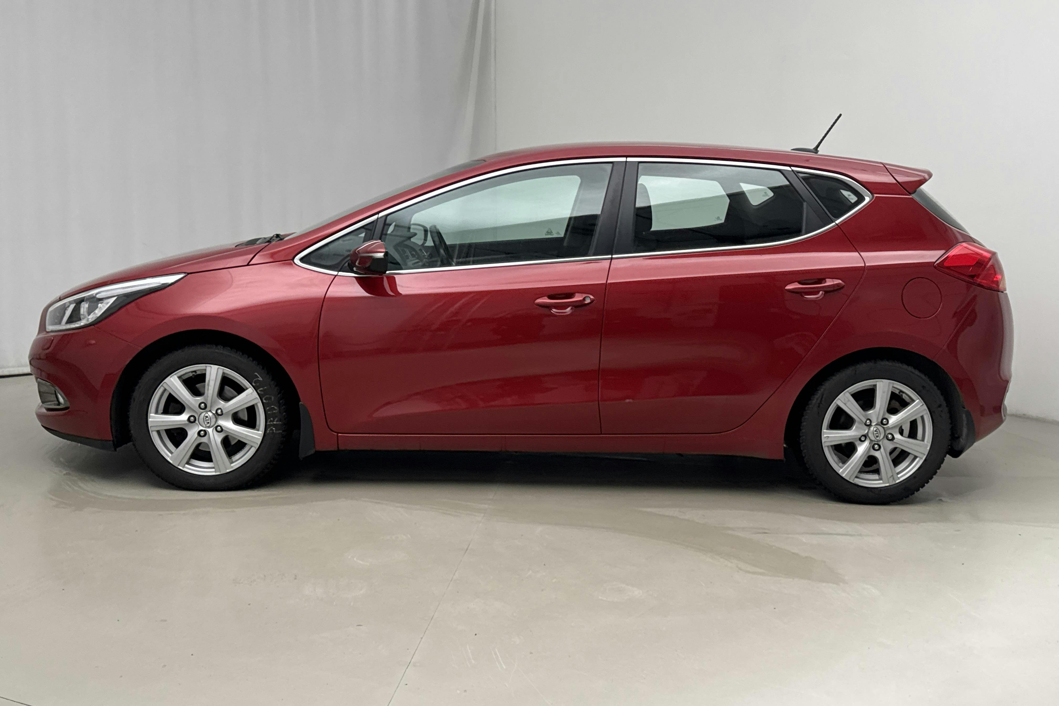 Præsentationsfoto 2 af 15: KIA Cee'd 1.6 CRDi 5dr (110hk) - 125 200 kilometer - Manuel - Rød farve - 2015