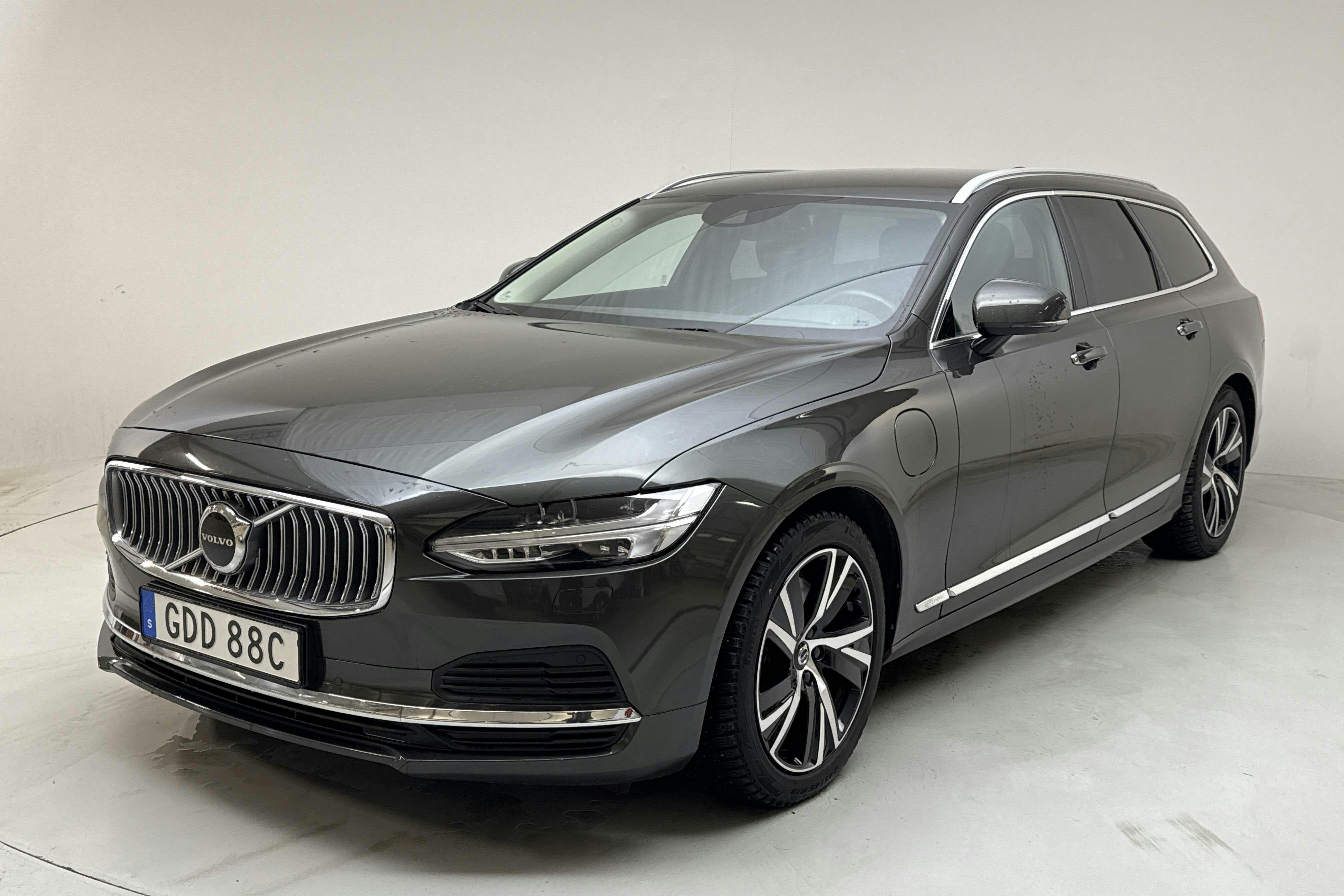 Presentationsfoto 1 av 16: Volvo V90 T6 AWD Twin Engine (340hk) - 13 982 mil - Automat - Dark Grey - 2021