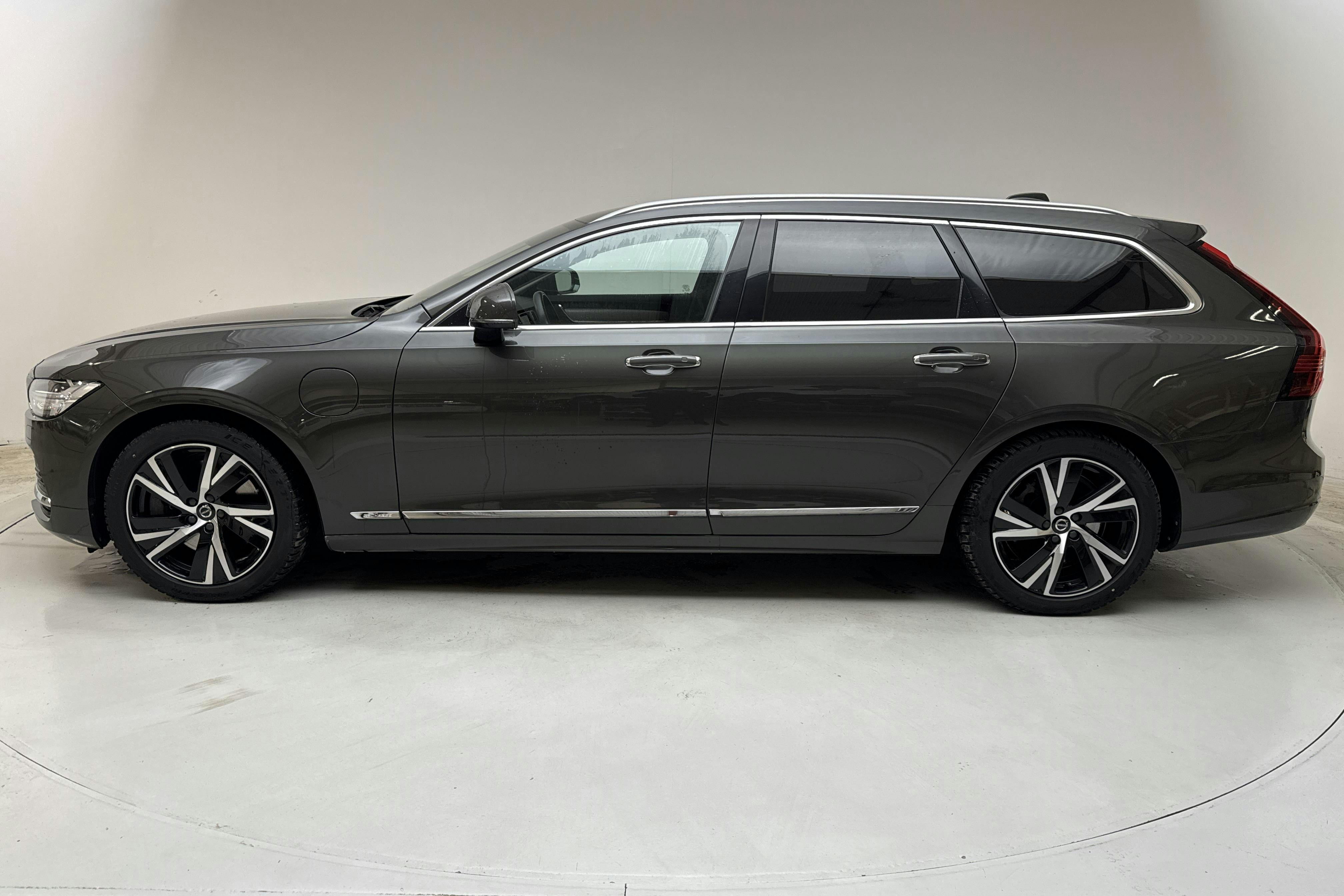 Presentationsfoto 2 av 16: Volvo V90 T6 AWD Twin Engine (340hk) - 13 982 mil - Automat - Dark Grey - 2021