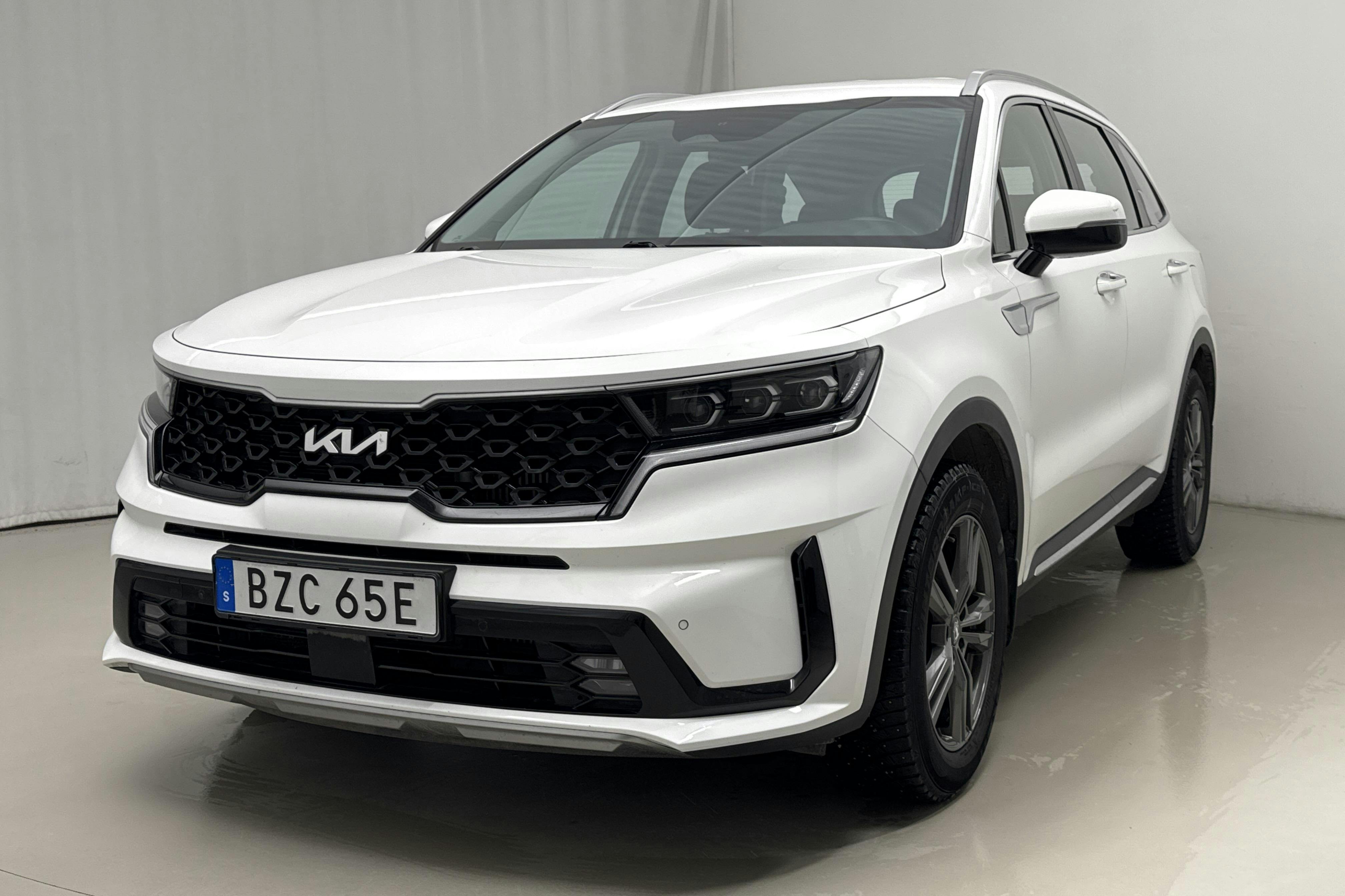 Presentationsfoto 1 av 24: KIA Sorento 1.6 T-GDi Plug-in Hybrid AWD (265hk) - 10 446 mil - Automat - vit - 2023