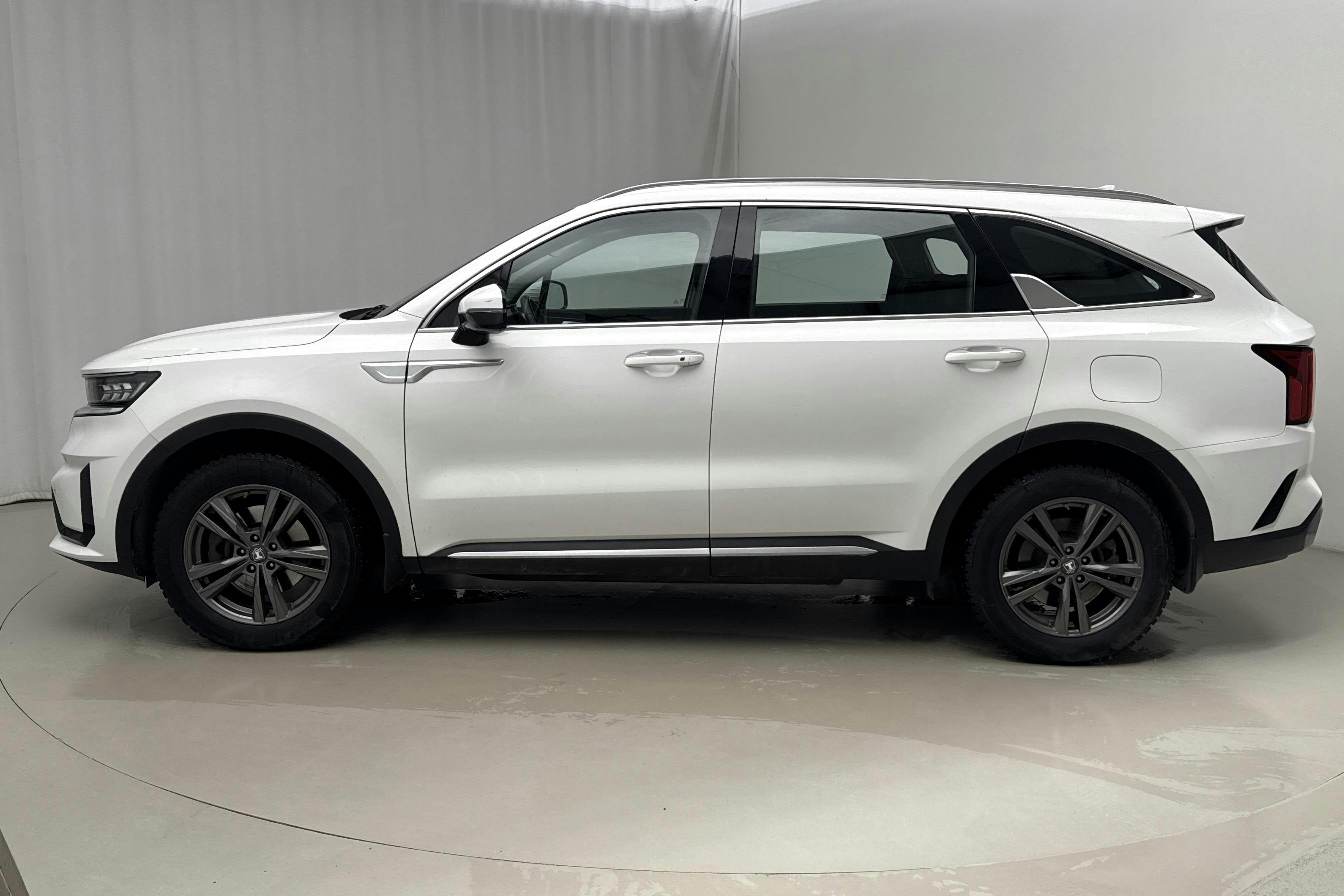 Presentationsfoto 2 av 24: KIA Sorento 1.6 T-GDi Plug-in Hybrid AWD (265hk) - 10 446 mil - Automat - vit - 2023