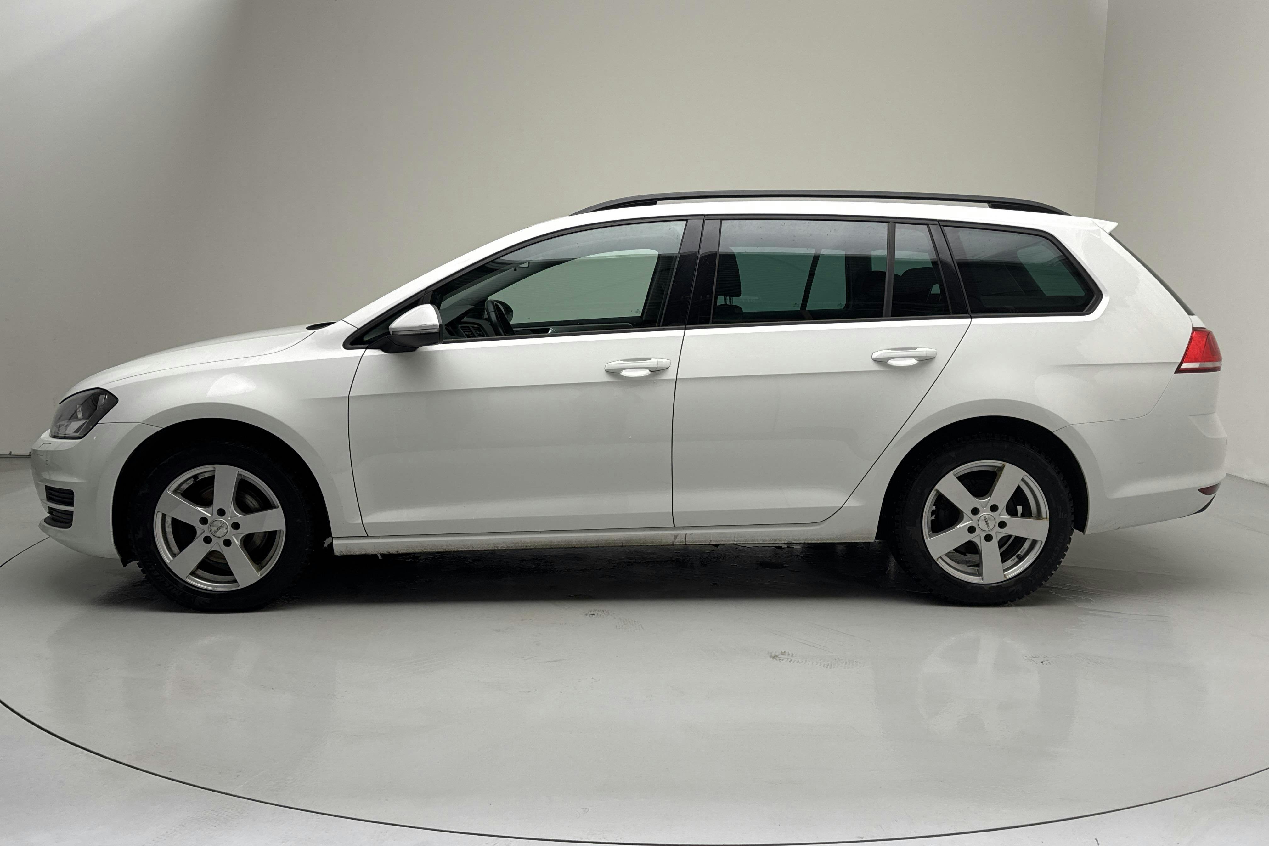 Presentationsfoto 2 av 15: VW Golf VII 1.6 TDI BlueMotion Sportscombi (110hk) - 10 846 mil - Automat - vit - 2016