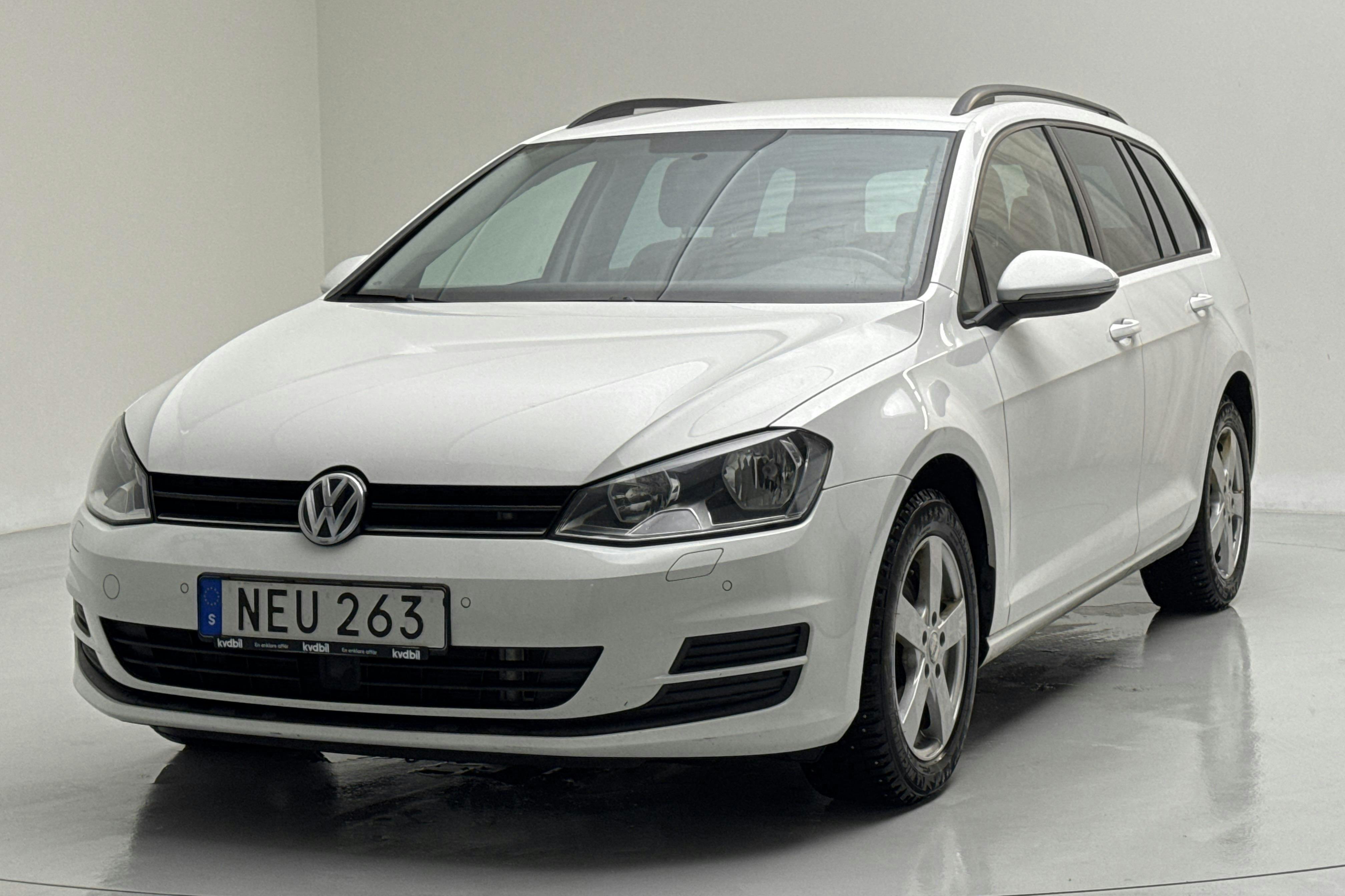 Presentationsfoto 1 av 15: VW Golf VII 1.6 TDI BlueMotion Sportscombi (110hk) - 10 846 mil - Automat - vit - 2016