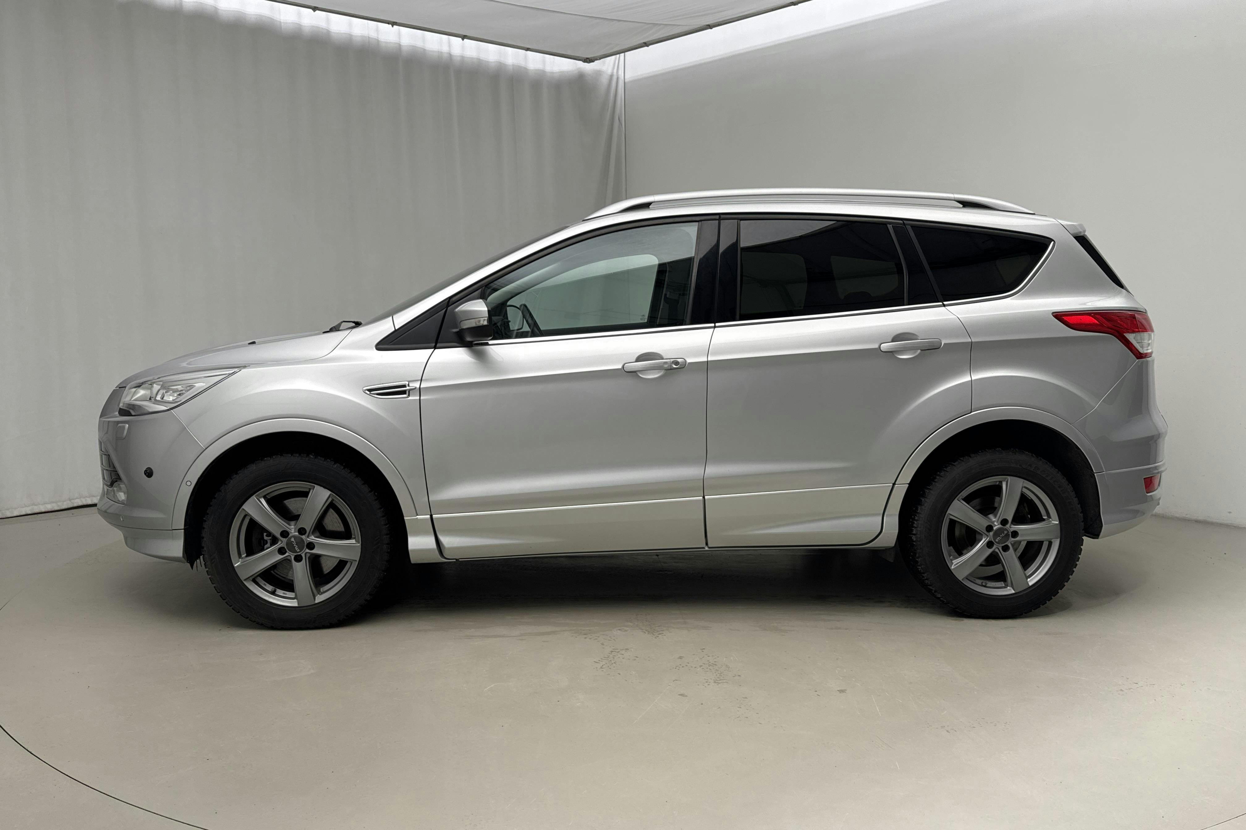 Presentationsfoto 2 av 15: Ford Kuga 2.0 TDCi AWD (180hk) - 15 880 mil - Automat - grå - 2016