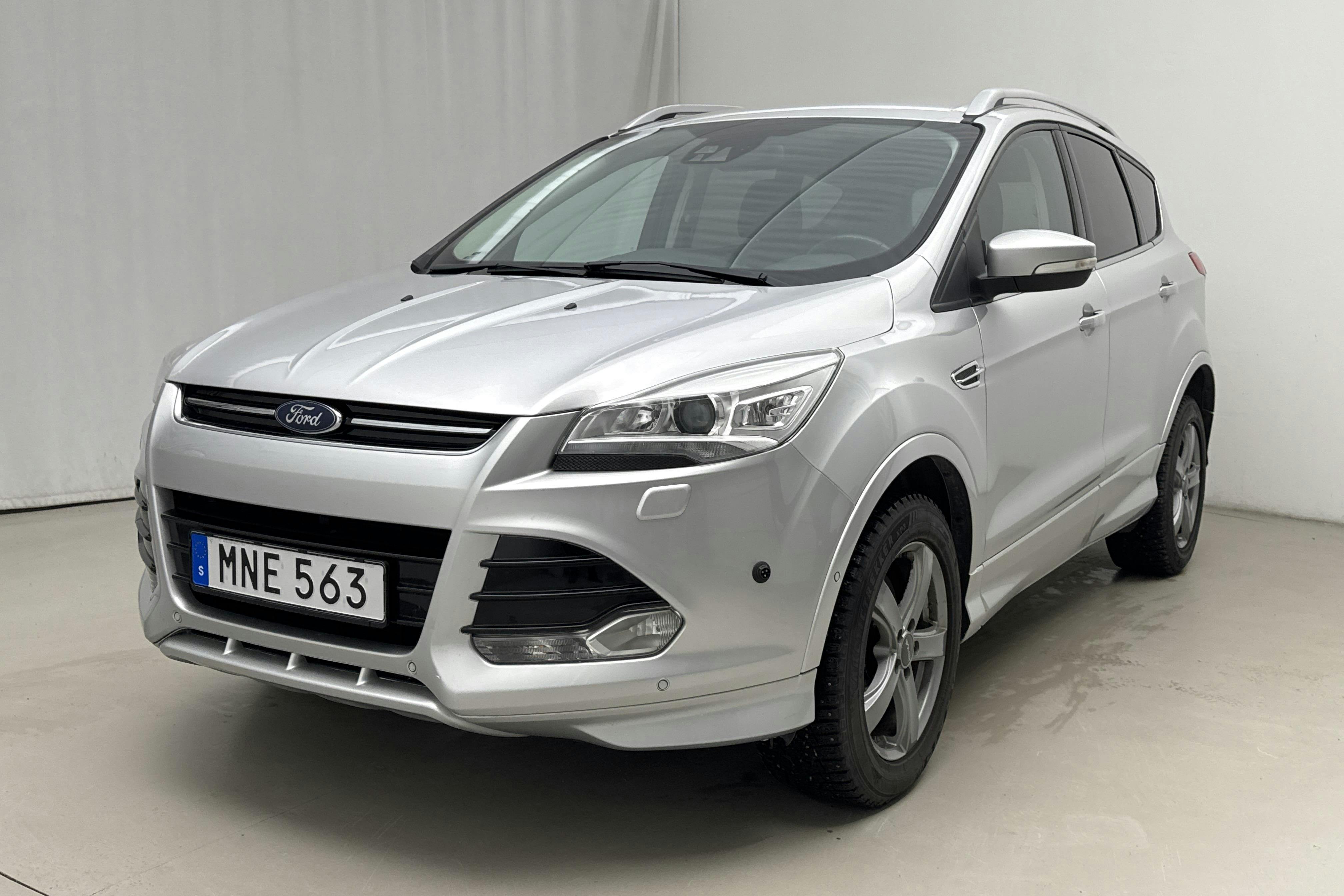 Presentationsfoto 1 av 15: Ford Kuga 2.0 TDCi AWD (180hk) - 15 880 mil - Automat - grå - 2016