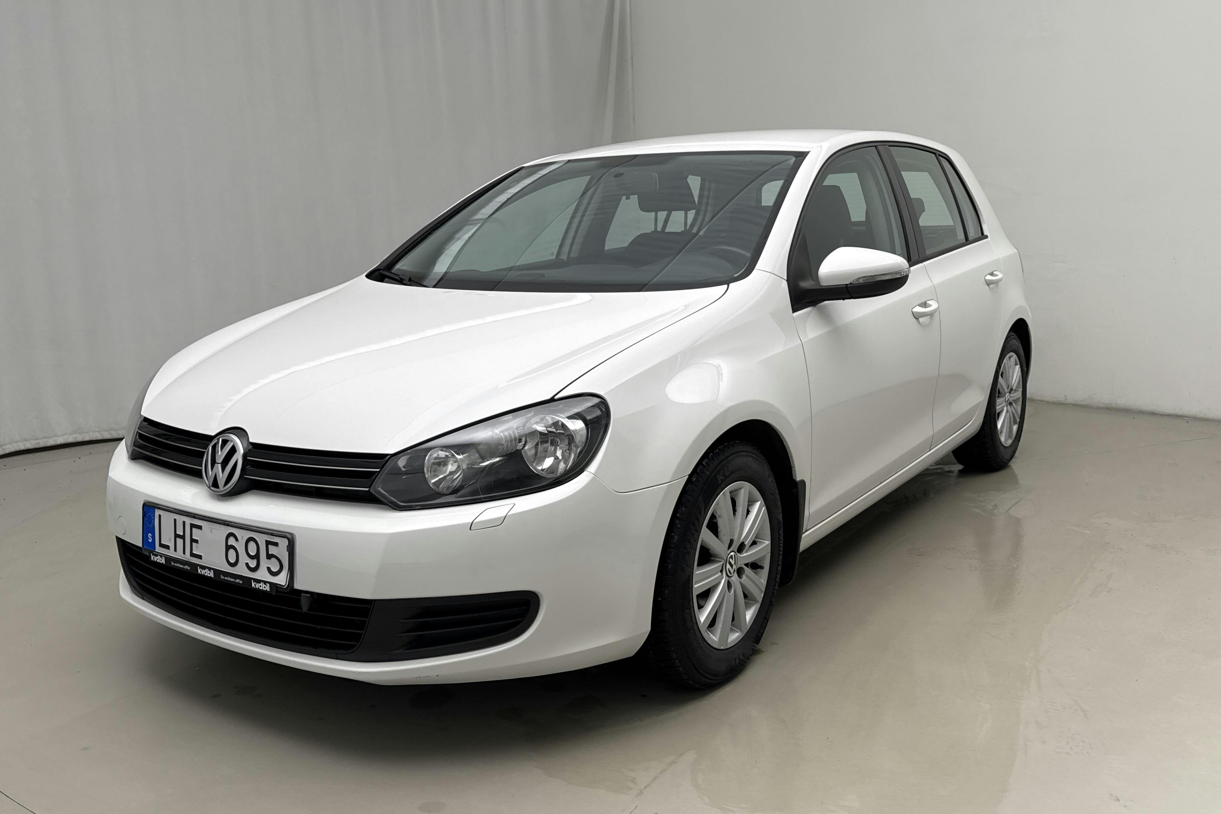 Presentationsfoto 1 av 11: VW Golf VI 1.6 TDI BlueMotion Technology 5dr (105hk) - 6 071 mil - Manuell - vit - 2010