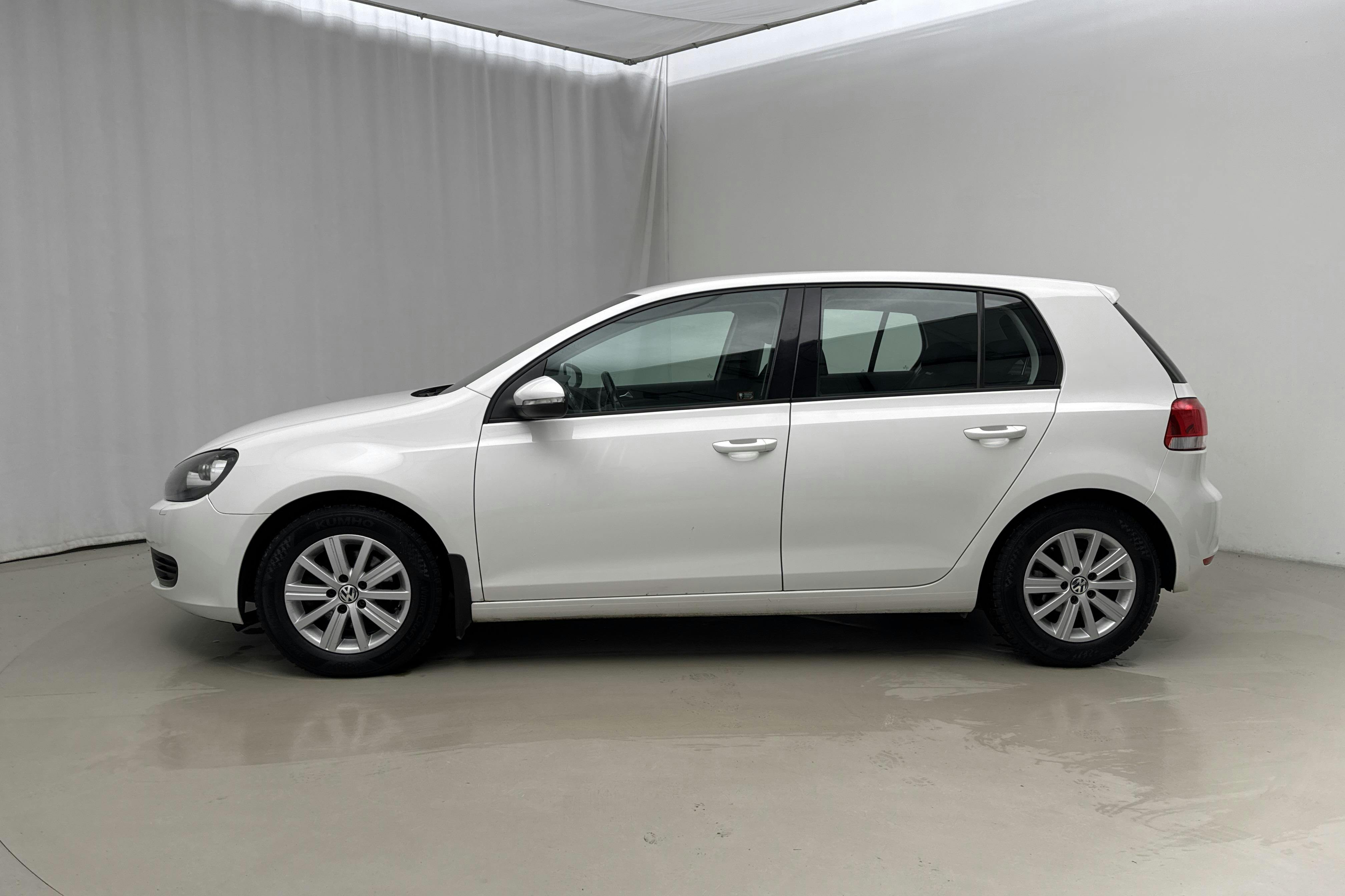 Presentationsfoto 2 av 11: VW Golf VI 1.6 TDI BlueMotion Technology 5dr (105hk) - 6 071 mil - Manuell - vit - 2010