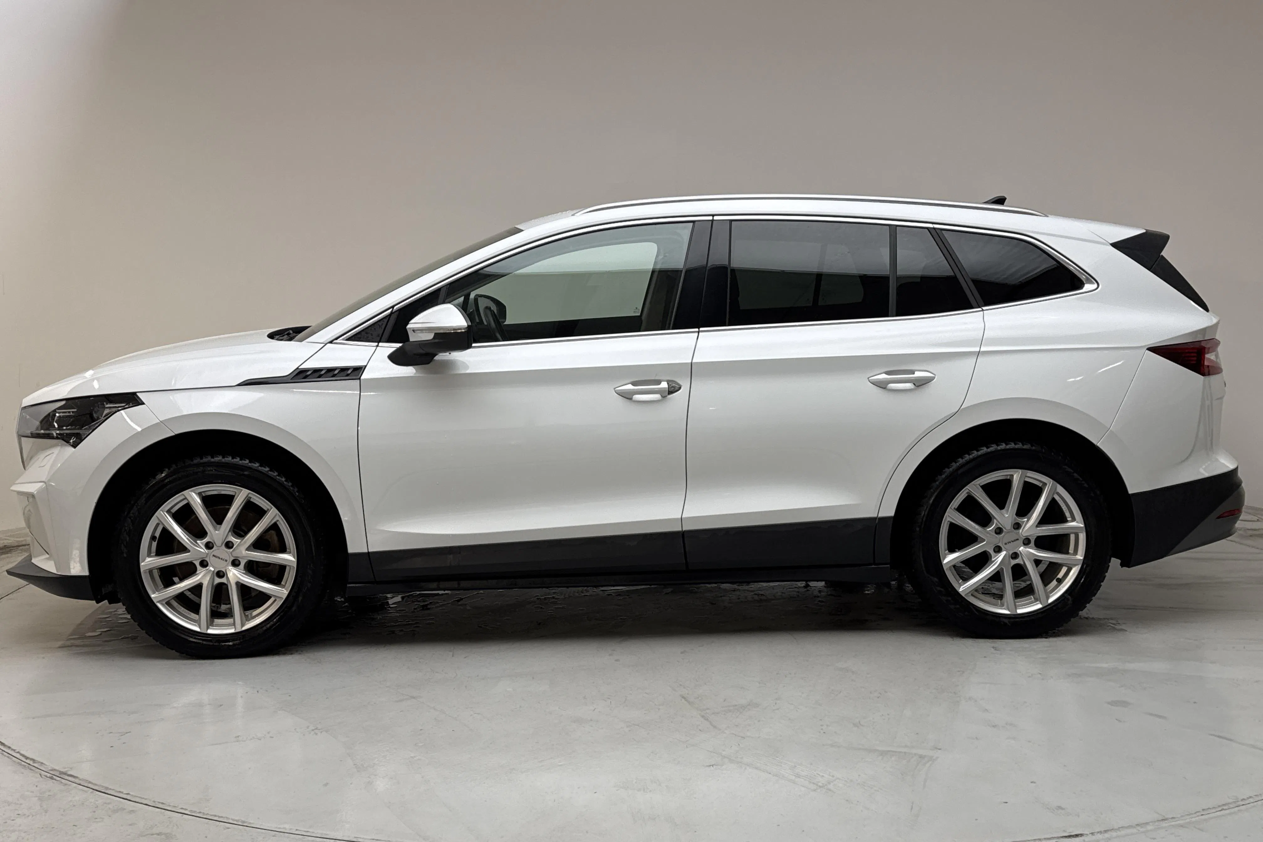 Presentationsfoto 2 av 18: Skoda Enyaq iV 80 (204hk) - 12 151 mil - Automat - vit - 2023