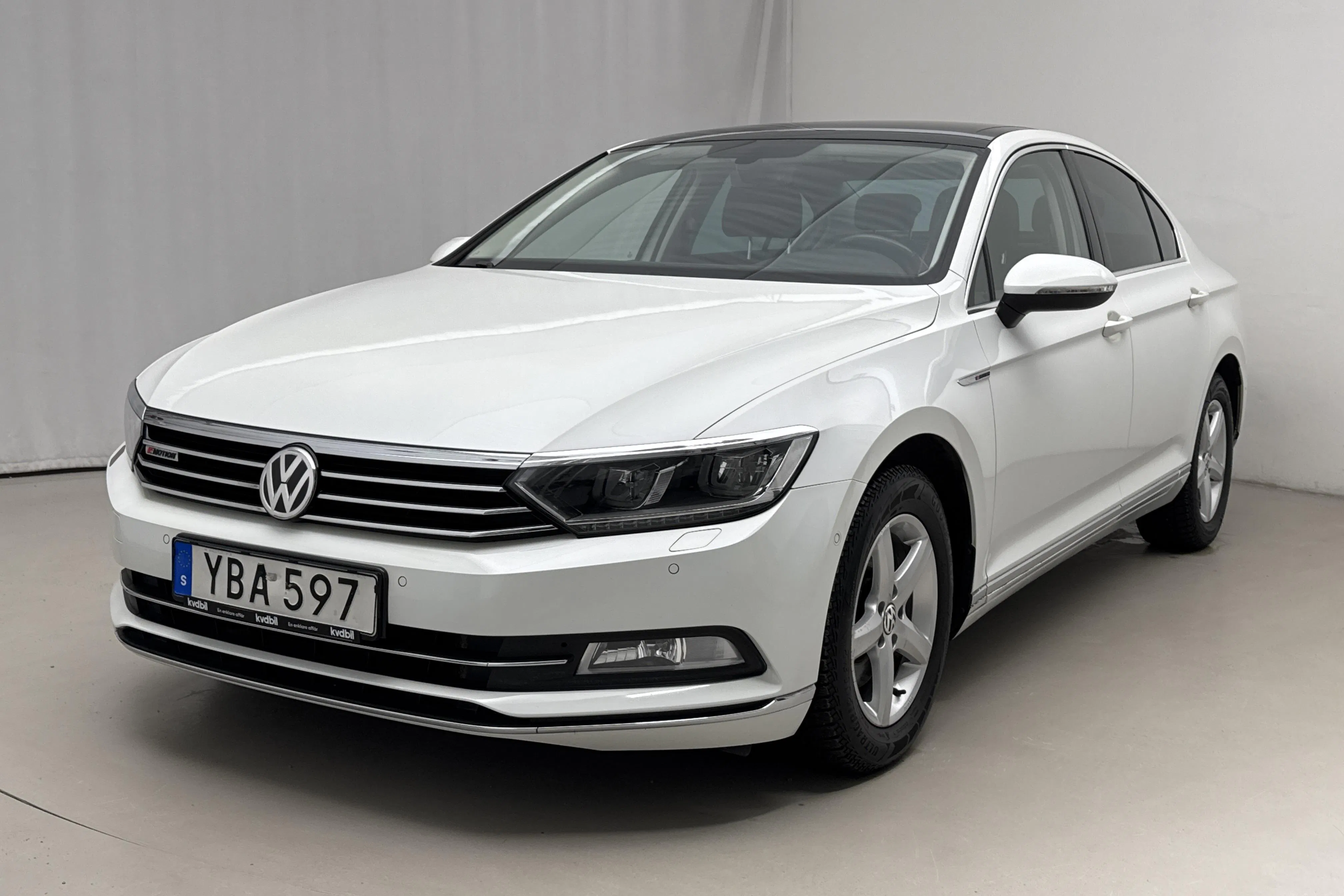 Presentationsfoto 1 av 19: VW Passat 2.0 TDI 4MOTION (190hk) - 13 403 mil - Automat - vit - 2016