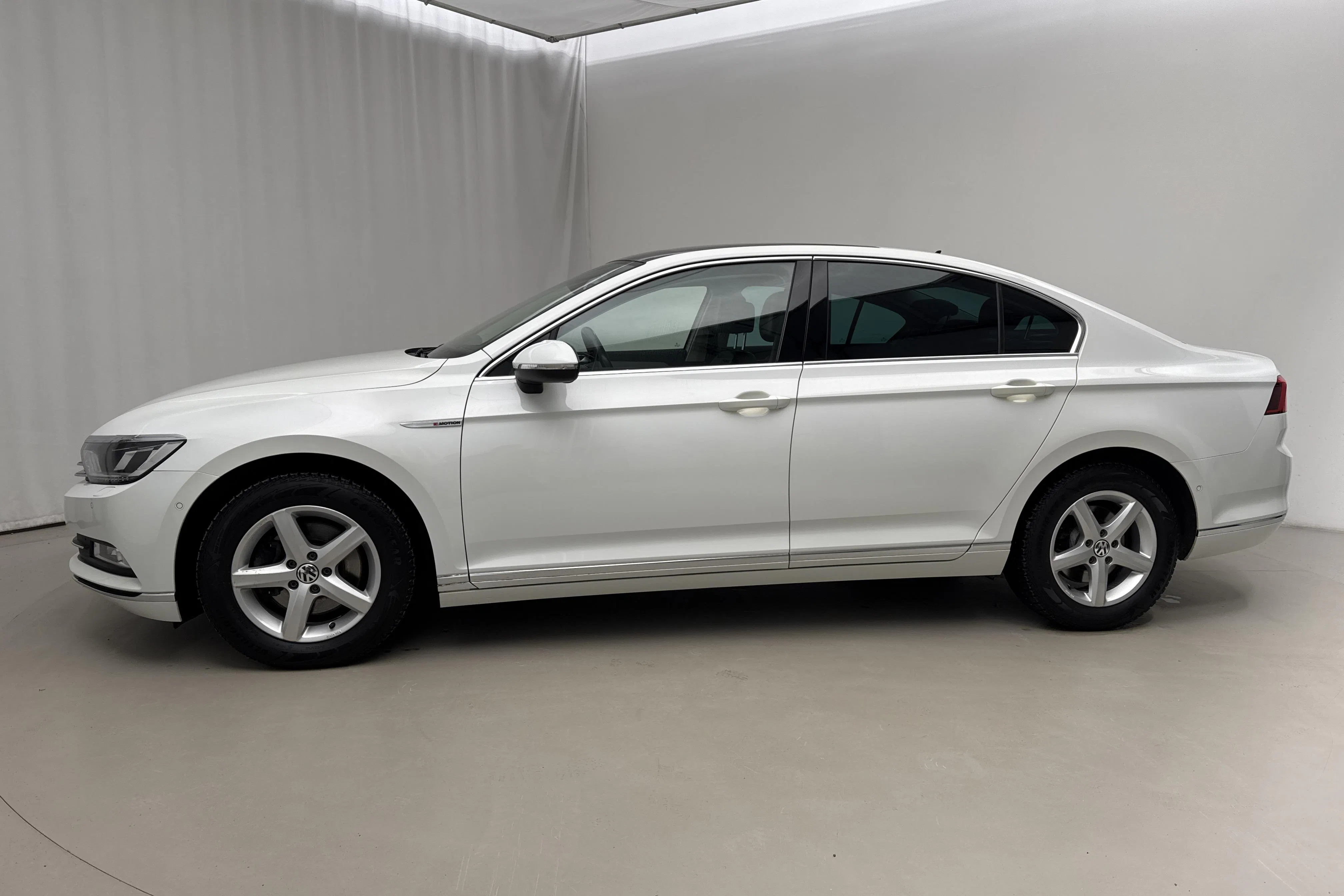Presentationsfoto 2 av 19: VW Passat 2.0 TDI 4MOTION (190hk) - 13 403 mil - Automat - vit - 2016