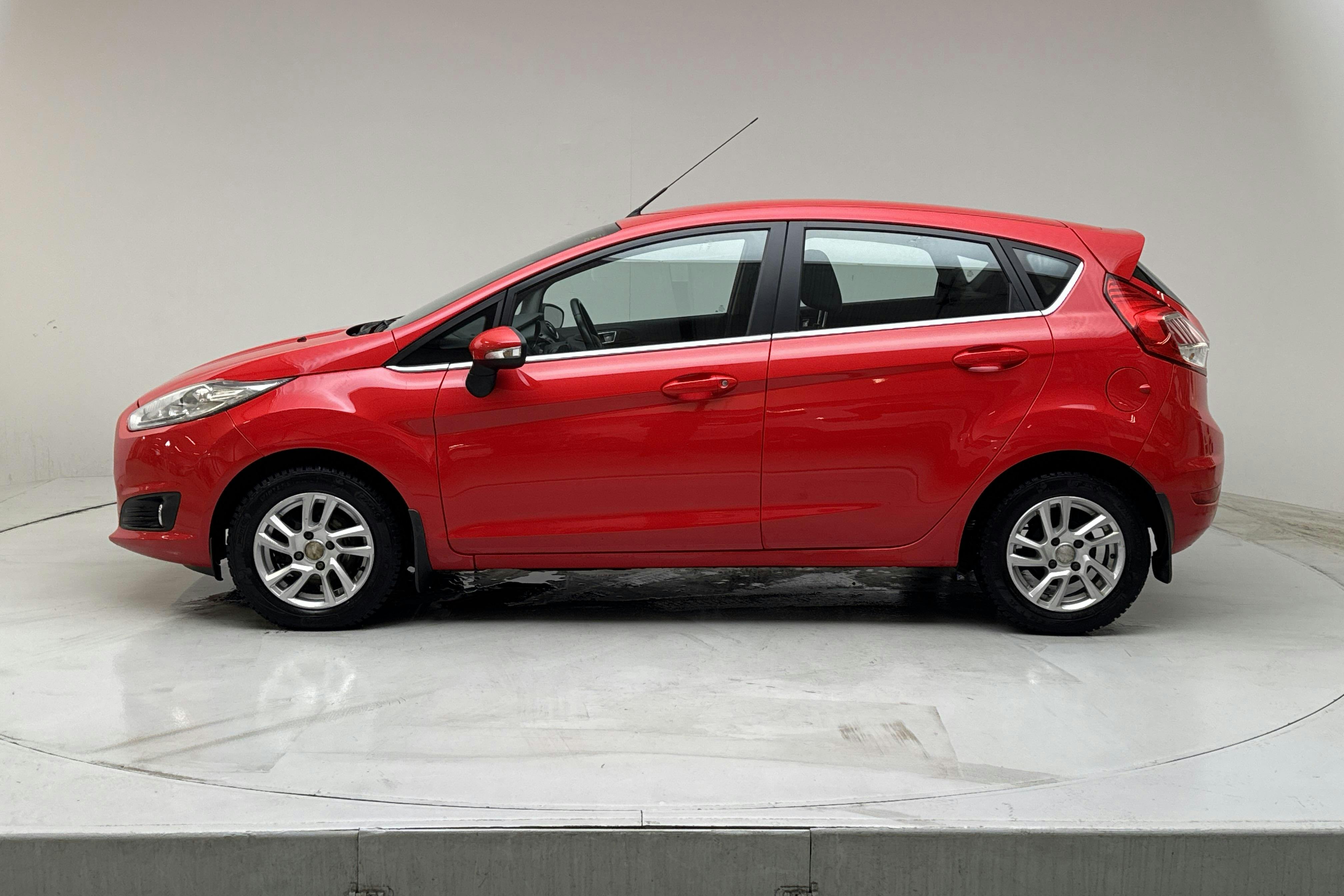 Præsentationsfoto 2 af 13: Ford Fiesta 1.0T EcoBoost 5dr (100hk) - 141 680 kilometer - Manuel - Rød farve - 2016
