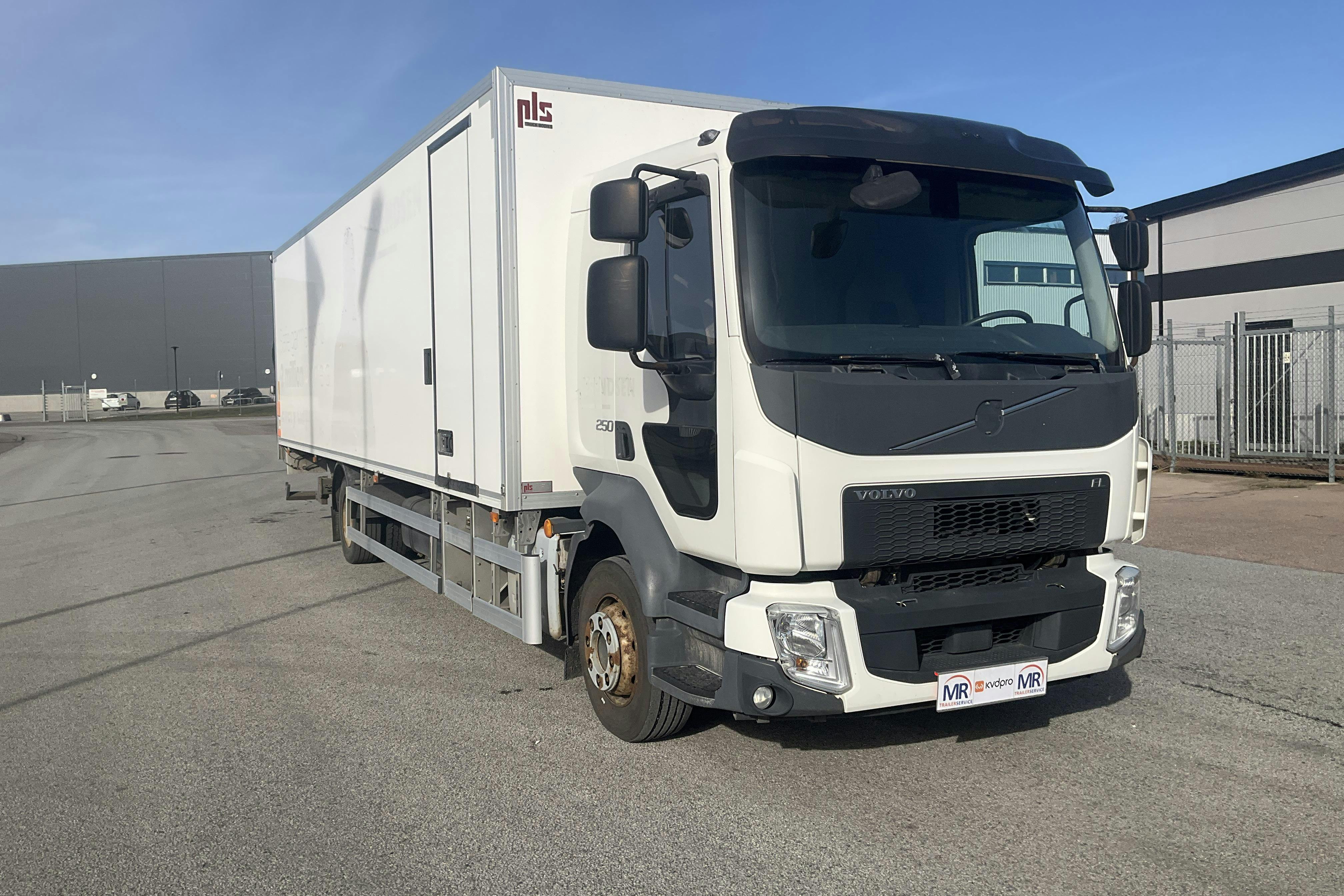 Presentation photo 2 of 45: VOLVO FL250 - 482 667 km - Automatic - white - 2017